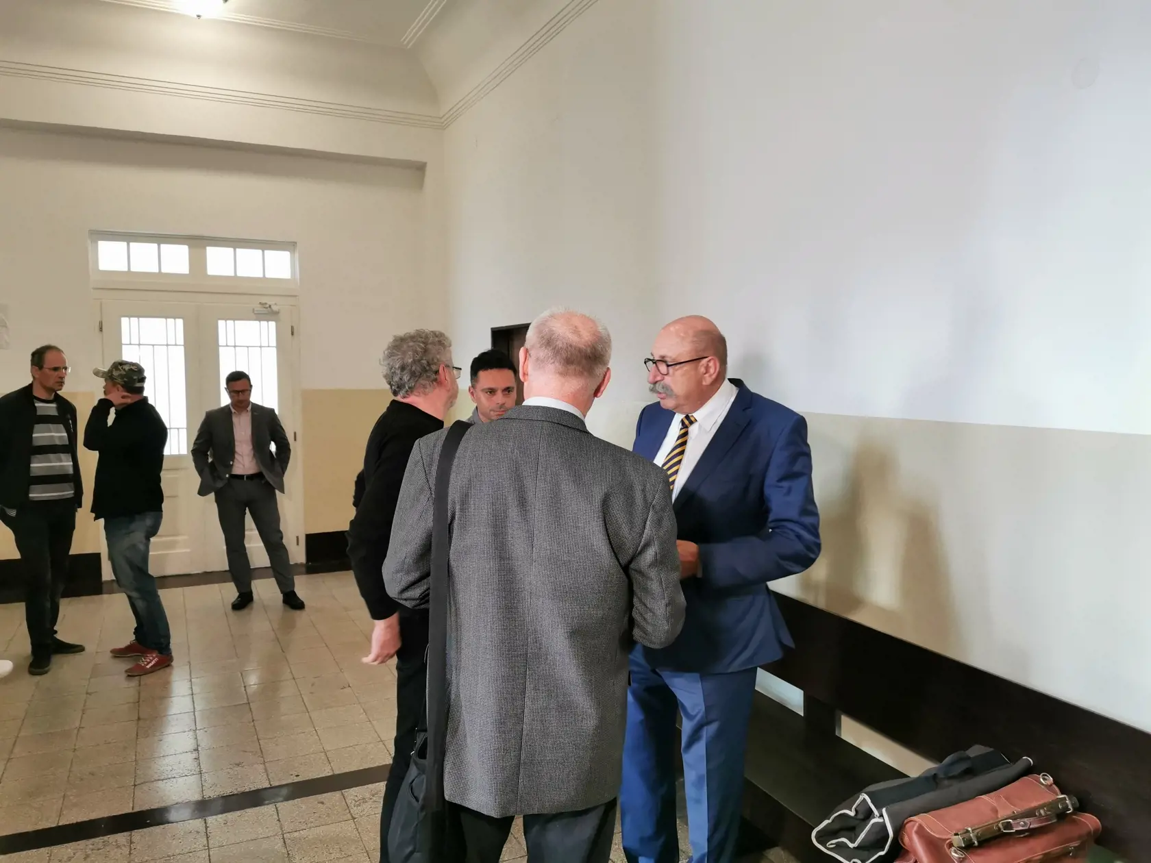 Napriek tomu, že na súd sa dostavili obaja obžalovaní, prokurátor, traja poškodení aj štyri obhajcovia, pojednávanie sa nezačalo. Neprišiel totiž jeden sudca, člen senátu.