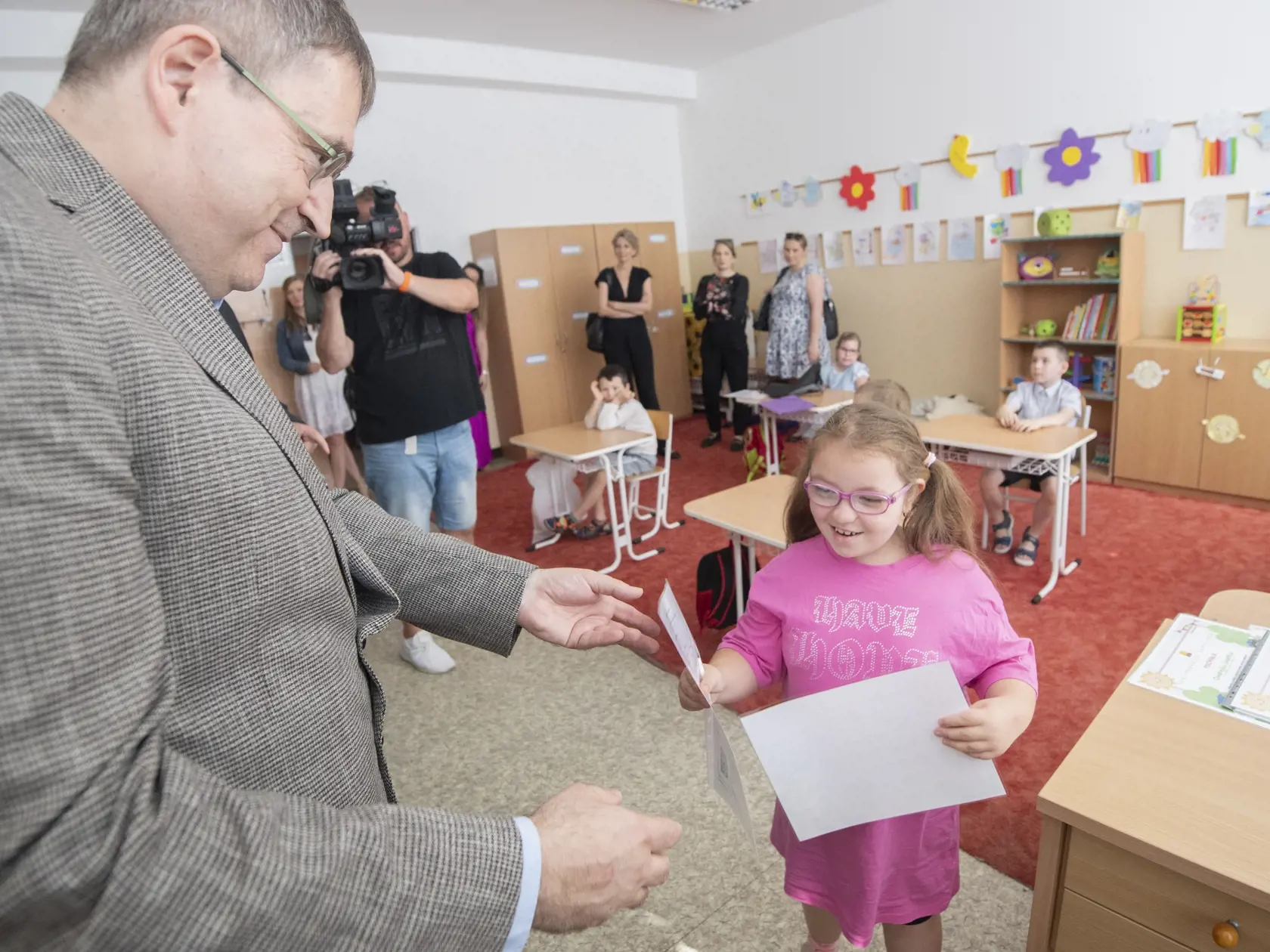 Na snímke minister školstva, vedy, výskumu a športu SR Daniel Bútora sa zúčastnil na odovzdávaní vysvedčení a ukončenia školského roka 2022/2023 v Spojenej škole na Dolinskej ulici č. 2 v Bratislave 30. júna 2023. FOTO TASR - Martin Baumann 