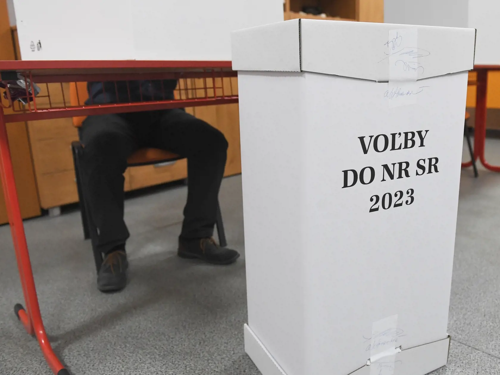 Na Slovensku sa v sobotu o 7.00 h začali v poradí štvrté predčasné a celkovo deviate parlamentné voľby v ére samostatnej SR. Na snímke prví voliči vo volebnej miestnosti v Gymnáziu Park mládeže v Košiciach počas predčasných parlamentných volieb na Slovensku v sobotu 30. septembra 2023. FOTO TASR - František Iván 