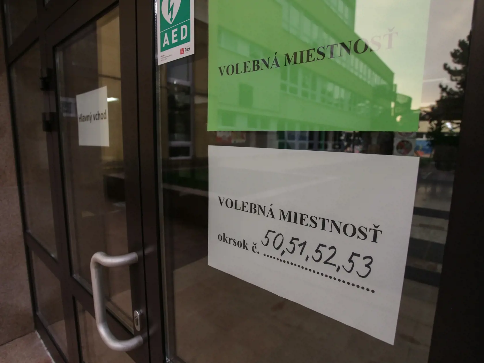 Na Slovensku sa v sobotu o 7.00 h začali v poradí štvrté predčasné a celkovo deviate parlamentné voľby v ére samostatnej SR. Na snímke oznam o volebných miestnosťach pri vstupe do Základnej školy na Karpatskej ulici počas predčasných parlamentných volieb na Slovensku v sobotu 30. septembra 2023. FOTO TASR - Daniel Stehlík 