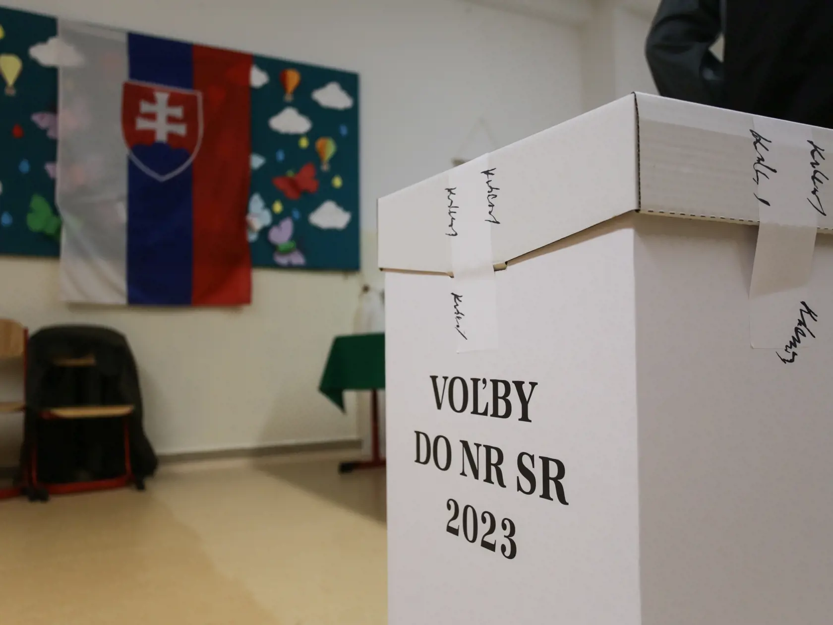 Na Slovensku sa v sobotu o 7.00 h začali v poradí štvrté predčasné a celkovo deviate parlamentné voľby v ére samostatnej SR. Na snímke volebná schránka so zástavou Slovenskej republiky v priestoroch Základnej školy na Karpatskej ulici v Žiline počas predčasných parlamentných volieb na Slovensku v sobotu 30. septembra 2023. FOTO TASR - Daniel Stehlík 