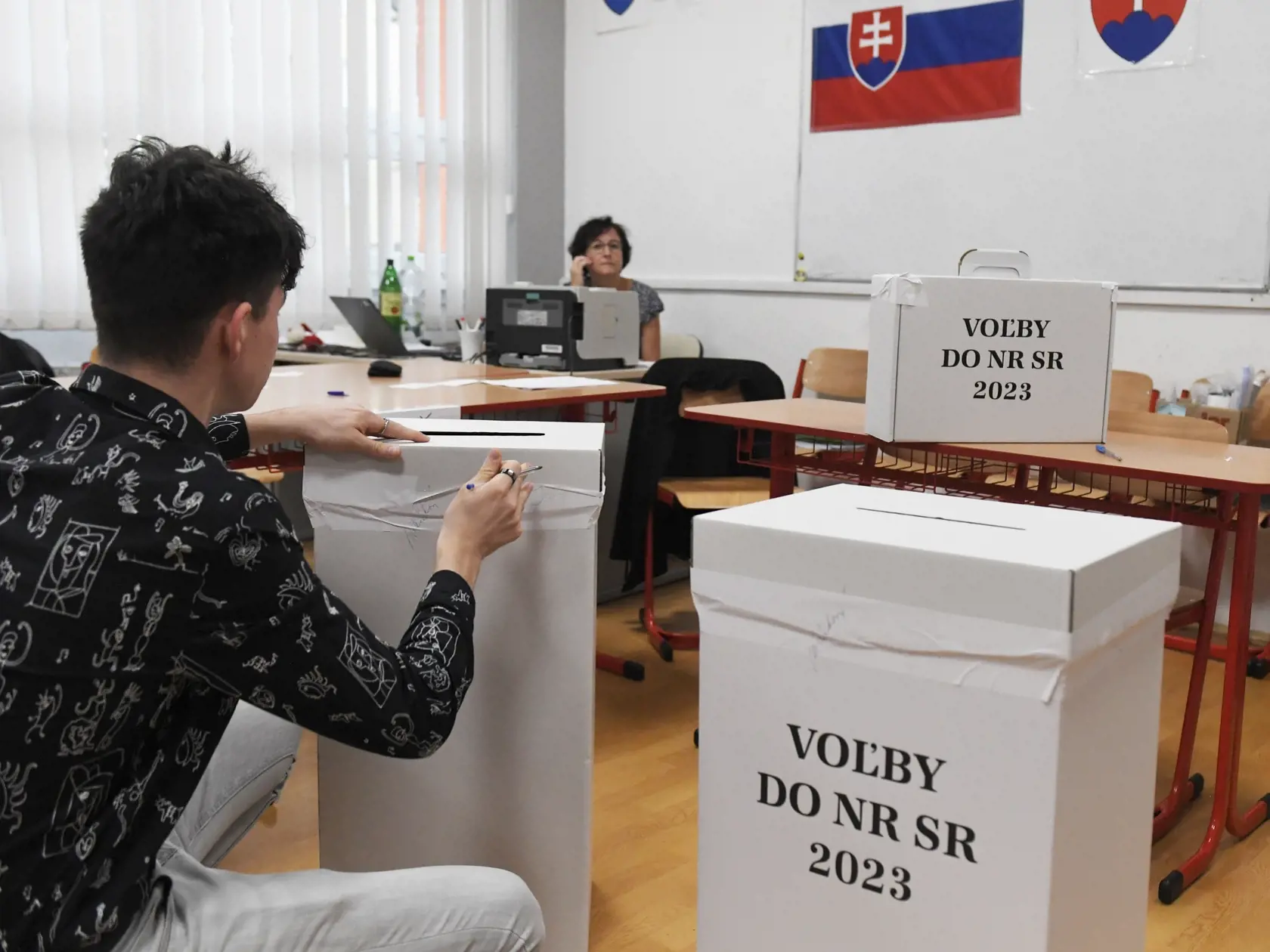 Na Slovensku sa v sobotu o 7.00 h začali v poradí štvrté predčasné a celkovo deviate parlamentné voľby v ére samostatnej SR. Na snímke člen okrskovej volebnej komisie pečatení a podpisuje volebné schránky vo volebnej miestnosti v Gymnáziu Park mládeže v Košiciach pred začiatkom predčasných parlamentných volieb na Slovensku v sobotu 30. septembra 2023. FOTO TASR - František Iván 
