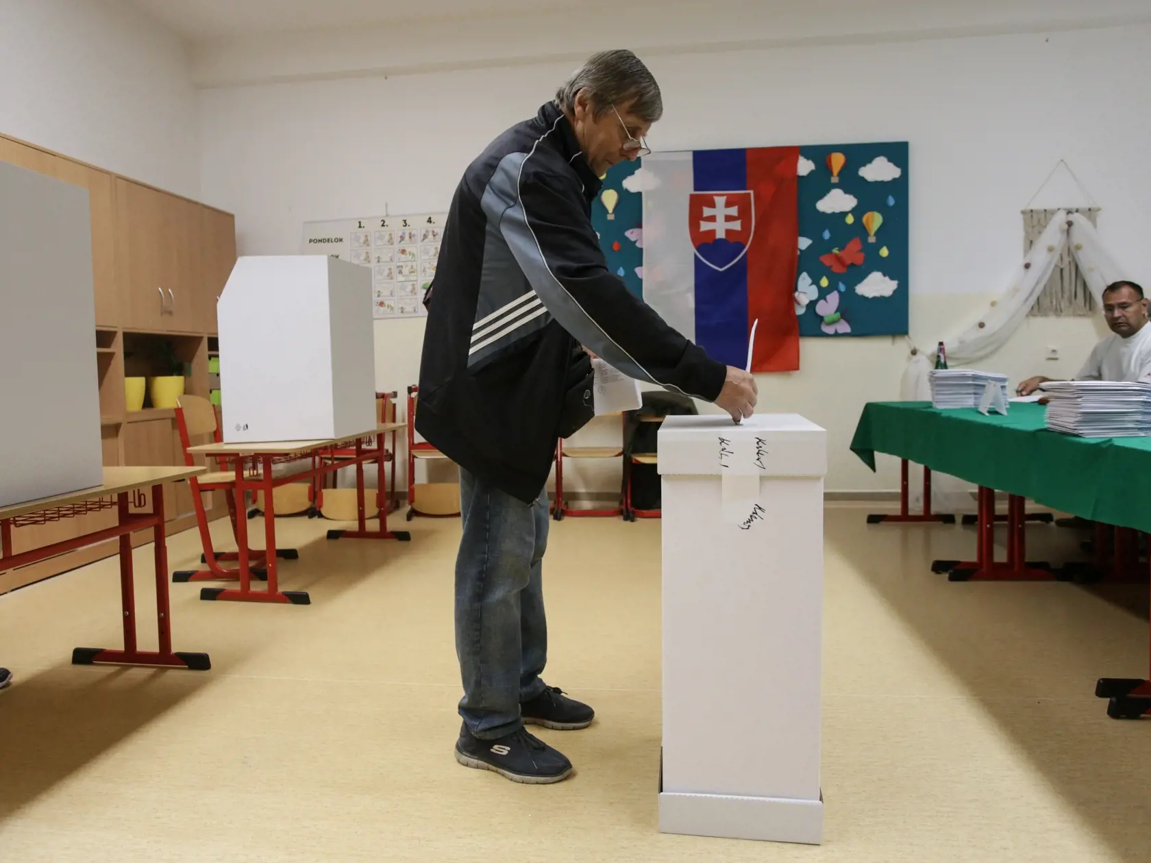 Na Slovensku sa v sobotu o 7.00 h začali v poradí štvrté predčasné a celkovo deviate parlamentné voľby v ére samostatnej SR. Na snímke volič vhadzuje obálku s hlasovacím lístkom  do volebnej schránky v priestoroch Základnej školy na Karpatskej ulici v Žiline počas predčasných parlamentných volieb na Slovensku v sobotu 30. septembra 2023. FOTO TASR - Daniel Stehlík 