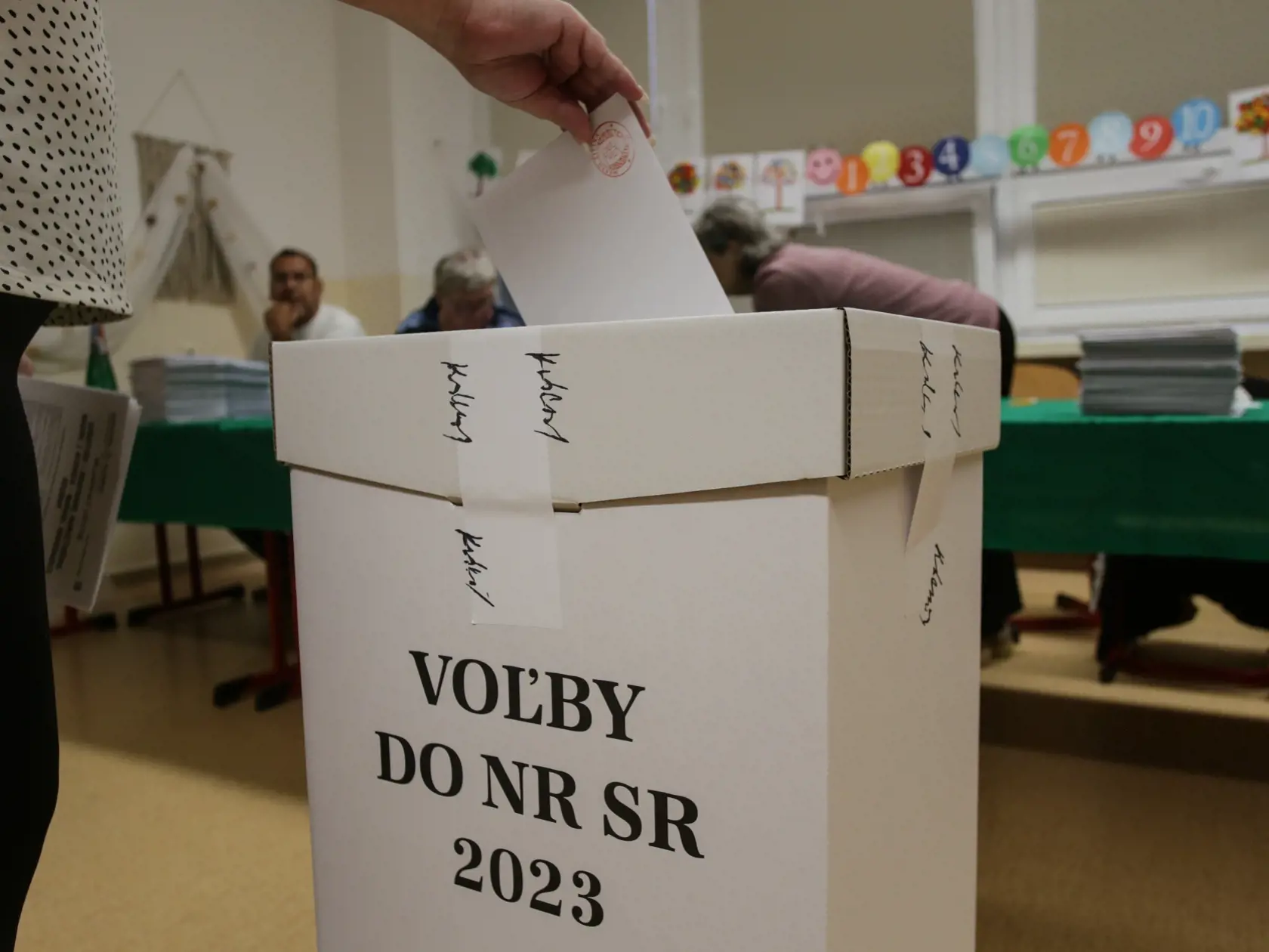 Na Slovensku sa v sobotu o 7.00 h začali v poradí štvrté predčasné a celkovo deviate parlamentné voľby v ére samostatnej SR. Na snímke volička vhadzuje obálku s hlasovacím lístkom do volebnej schránky v priestoroch Základnej školy na Karpatskej ulici v Žiline počas predčasných parlamentných volieb na Slovensku v sobotu 30. septembra 2023. FOTO TASR - Daniel Stehlík 