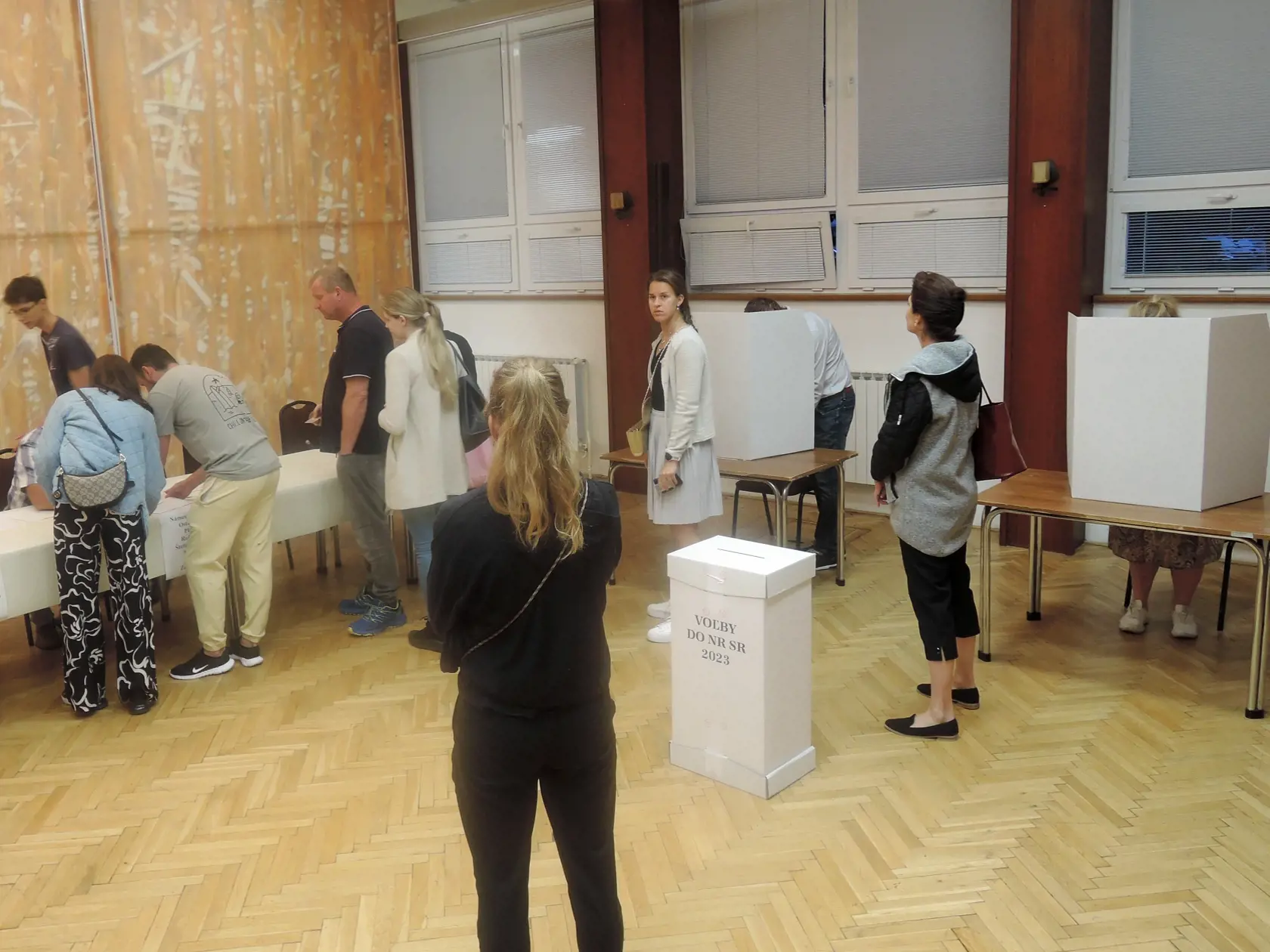 Na Slovensku sa v sobotu o 7.00 h začali v poradí štvrté predčasné a celkovo deviate parlamentné voľby v ére samostatnej SR.  Na snímke voliči vo volebnej miestnosti v bratislavskej Záhorskej Bystrici  počas predčasných parlamentných volieb na Slovensku v sobotu 30. septembra 2023. FOTO TASR - Erik Mader  