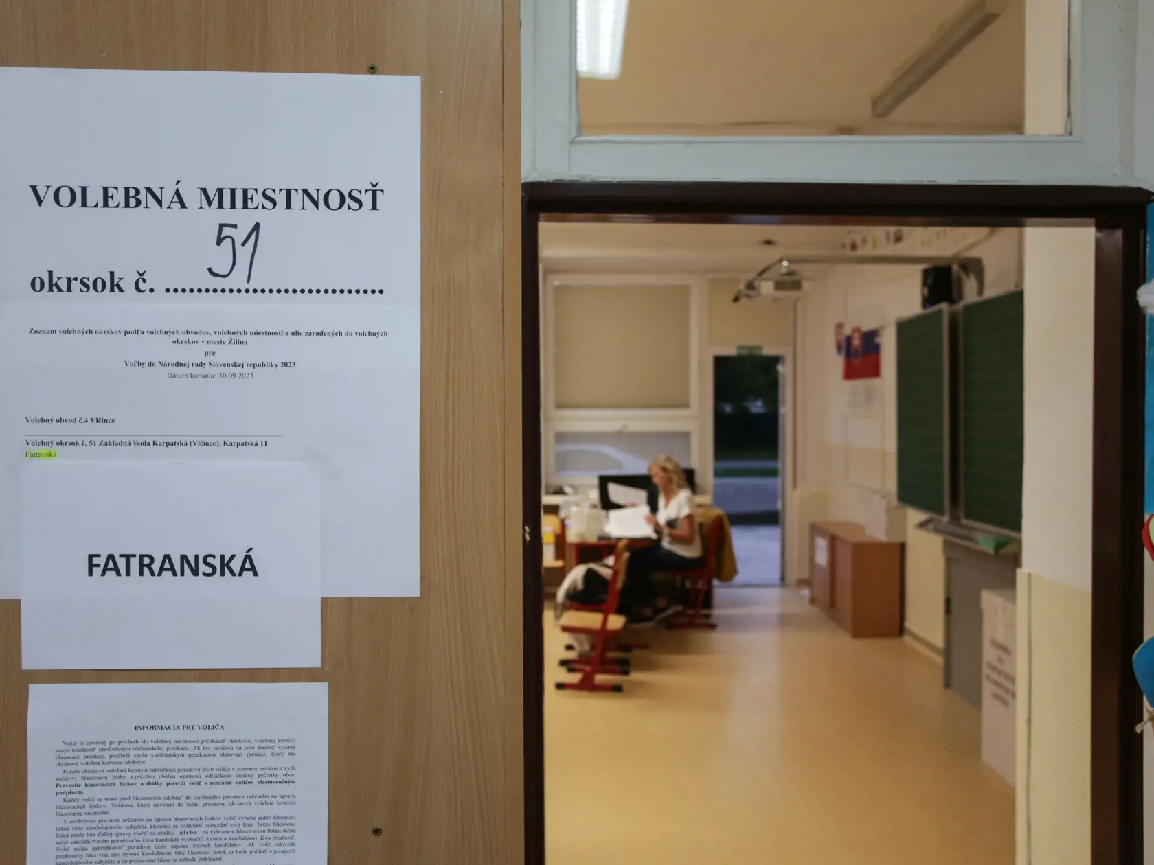 Na Slovensku sa v sobotu o 7.00 h začali v poradí štvrté predčasné a celkovo deviate parlamentné voľby v ére samostatnej SR. Na snímke vstup do volebnej miestnosti v priestoroch Základnej školy na Karpatskej ulici počas predčasných parlamentných volieb na Slovensku v sobotu 30. septembra 2023. FOTO TASR - Daniel Stehlík 