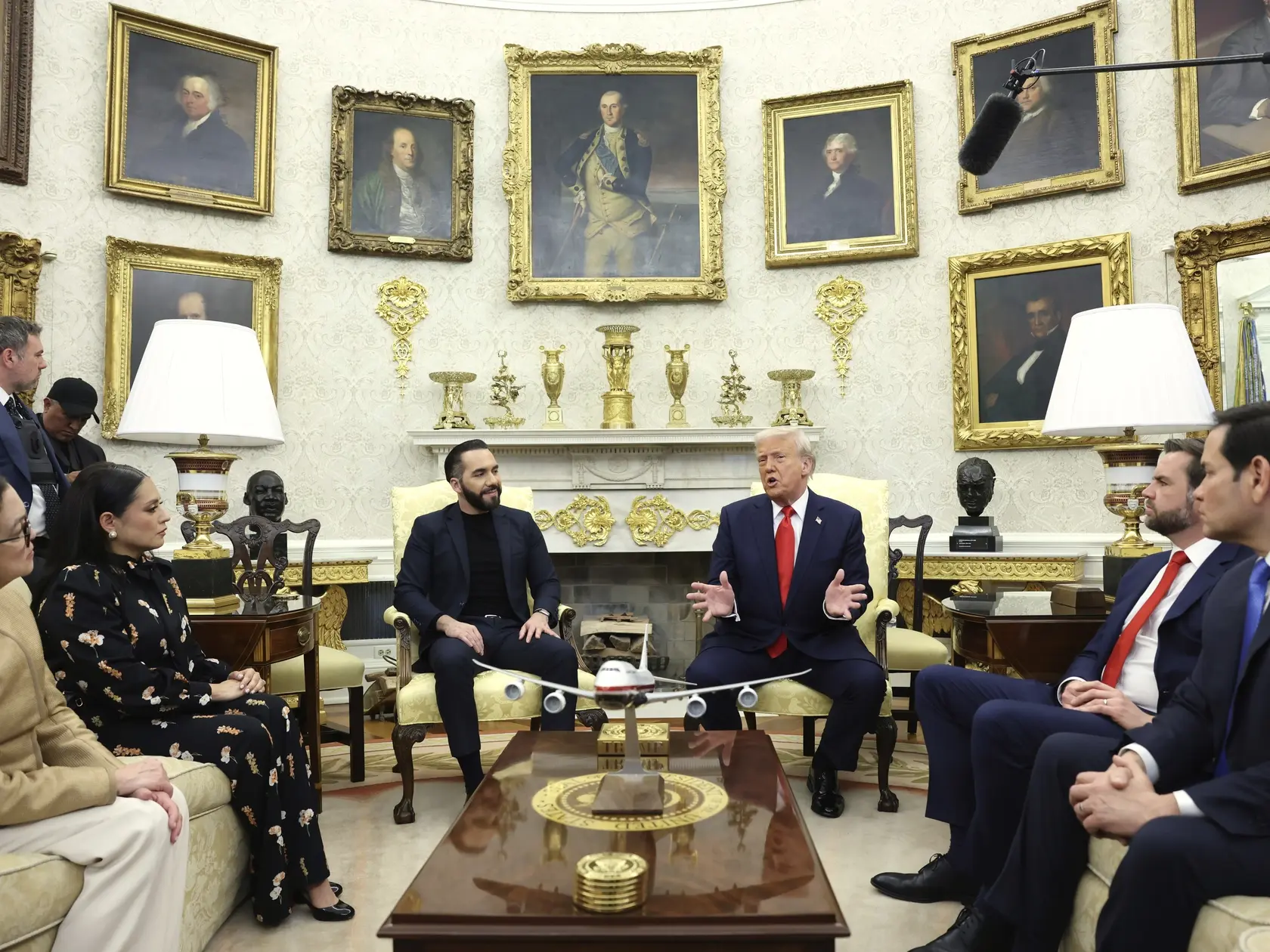 Americký prezident Donald Trump (uprostred vpravo) sa rozpráva so salvádorským prezidentom Nayibom Bukelem (uprostred vľavo).