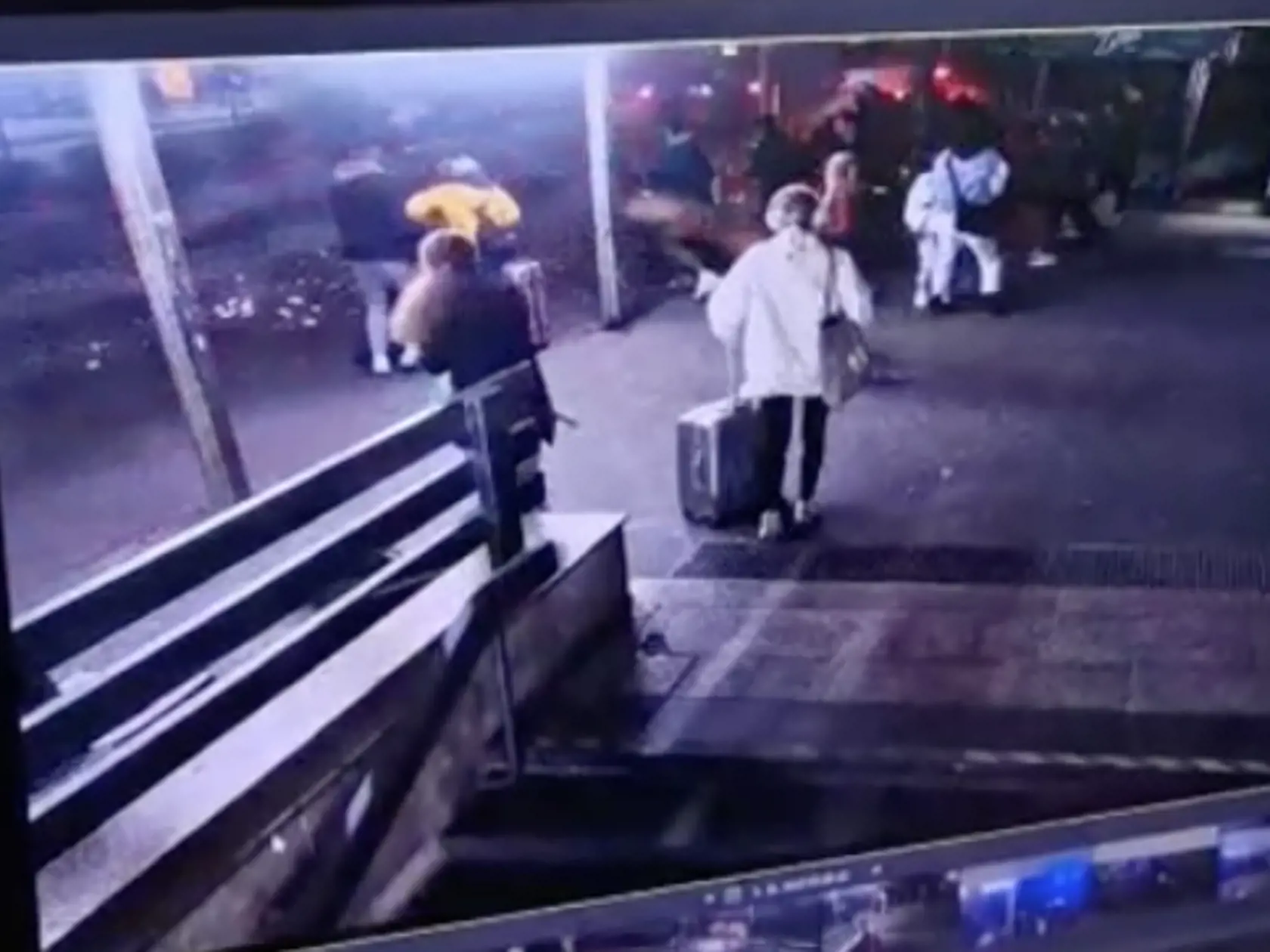 Na snímke ZÁBERY Z MIESTA smrteľnej nehody na zastávke MHD Zochova v Bratislave. Vodič vletel do davu ľudí v plnej rýchlosti, čakajúci na autobus nemali šancu.