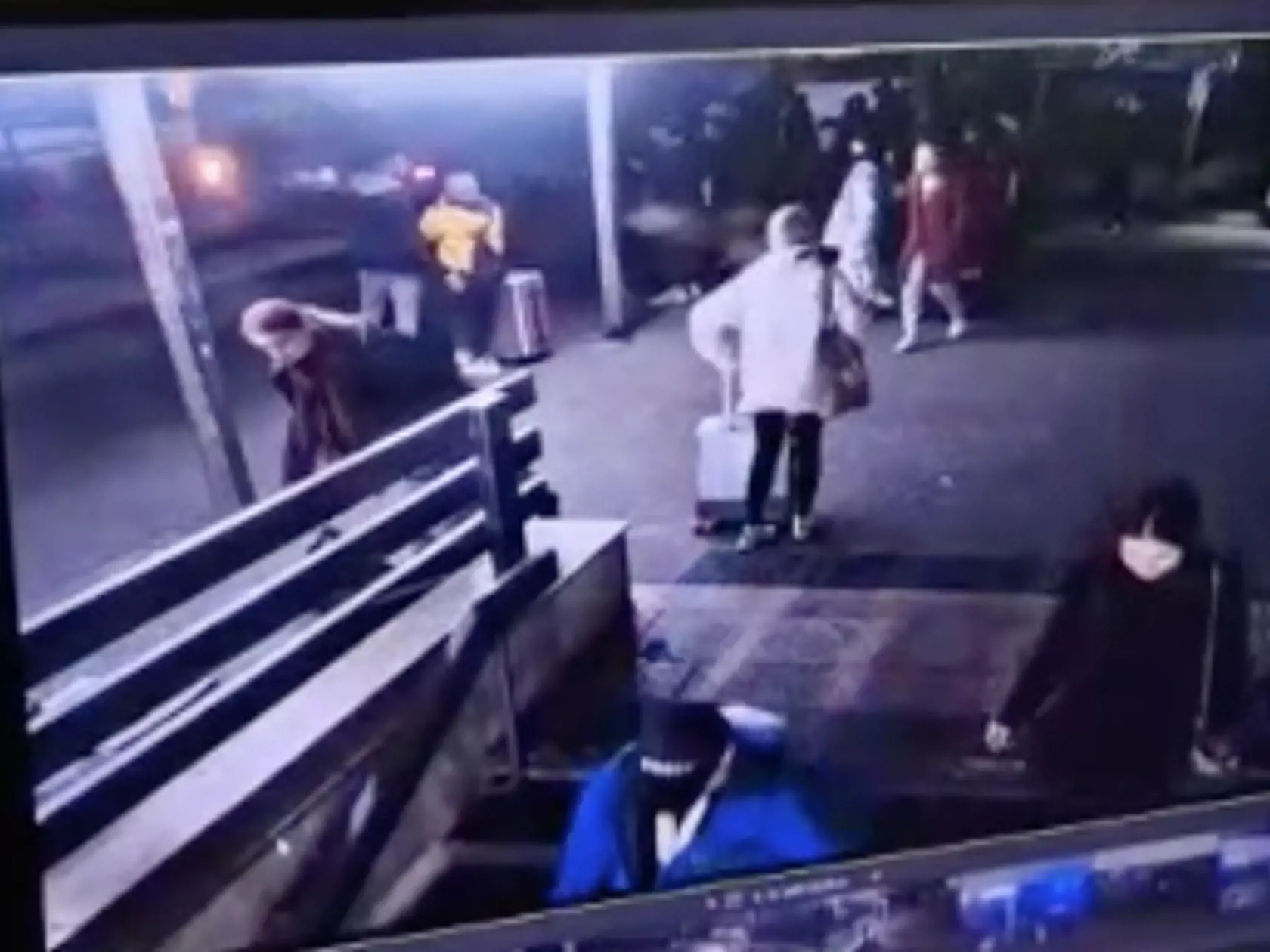 Na snímke ZÁBERY Z MIESTA smrteľnej nehody na zastávke MHD Zochova v Bratislave. Po tom, čo auto vpálilo medzi ľudí, nastala panika. Ľudia sa bežali pozrieť, čo sa stalo.