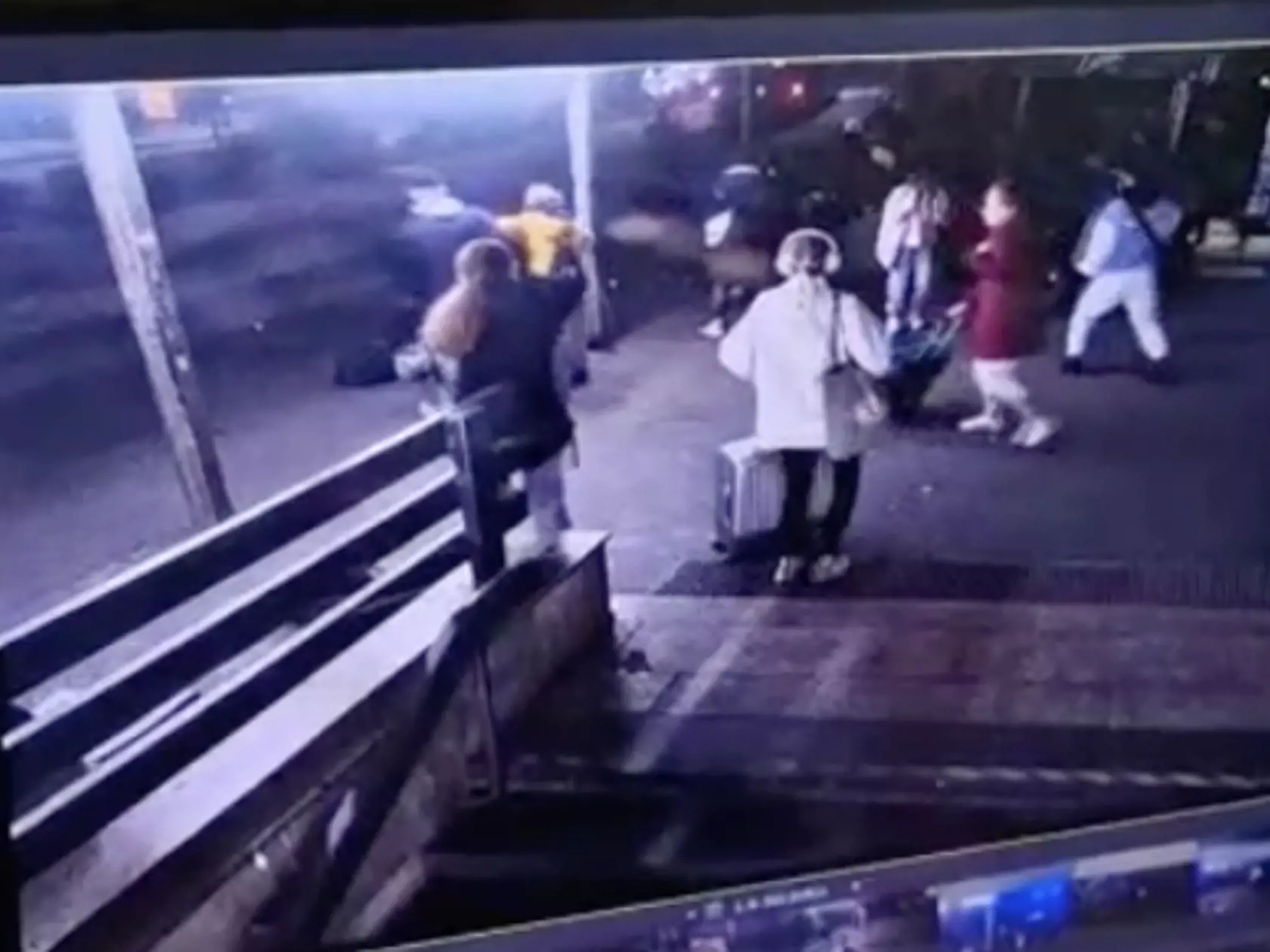 Na snímke ZÁBERY Z MIESTA smrteľnej nehody na zastávke MHD Zochova v Bratislave. Po tom, čo auto vpálilo medzi ľudí, nastala panika. Ľudia sa bežali pozrieť, čo sa stalo.