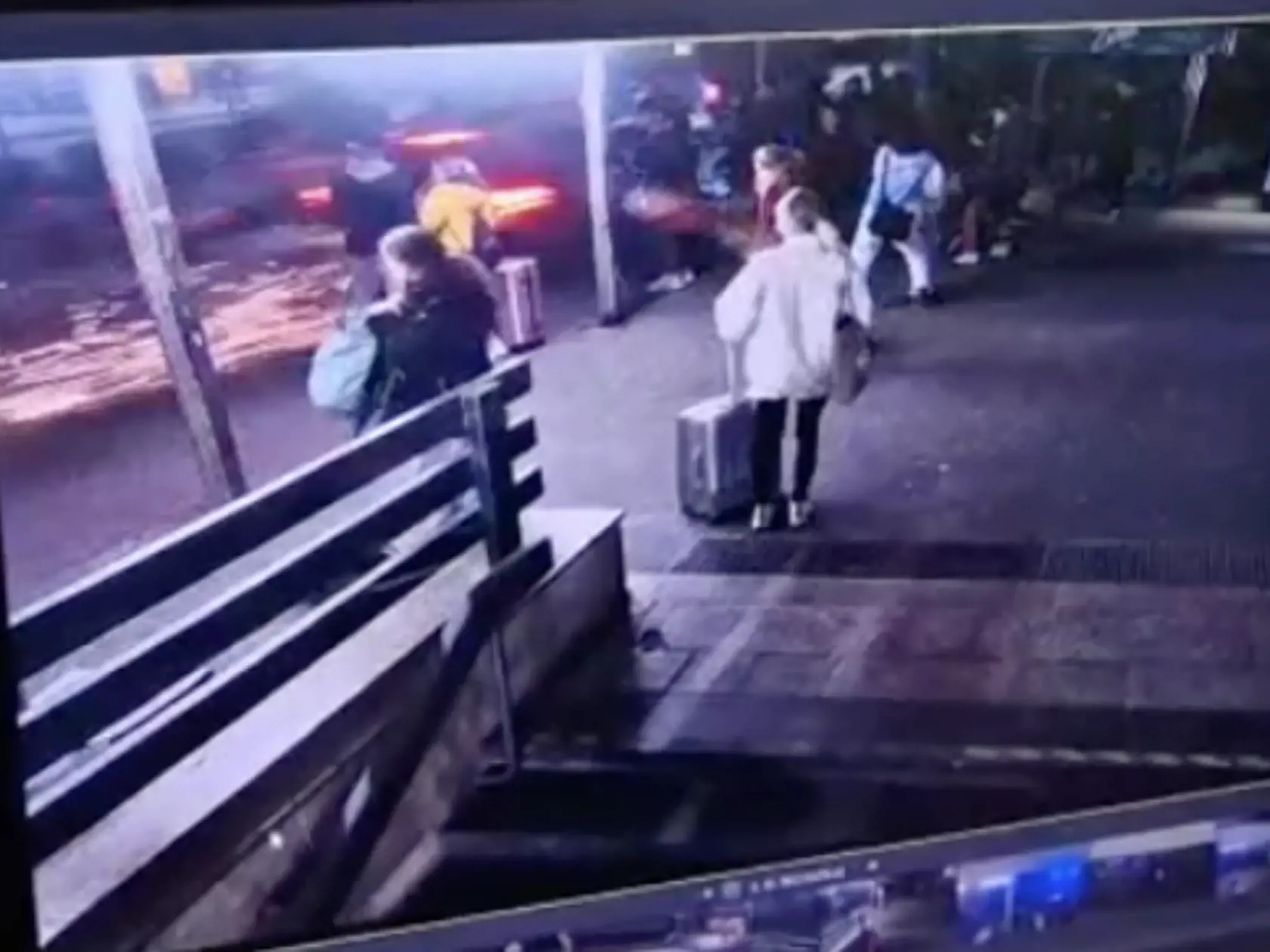 Na snímke ZÁBERY Z MIESTA smrteľnej nehody na zastávke MHD Zochova v Bratislave. Vodič vletel do davu ľudí v plnej rýchlosti, čakajúci na autobus nemali šancu.