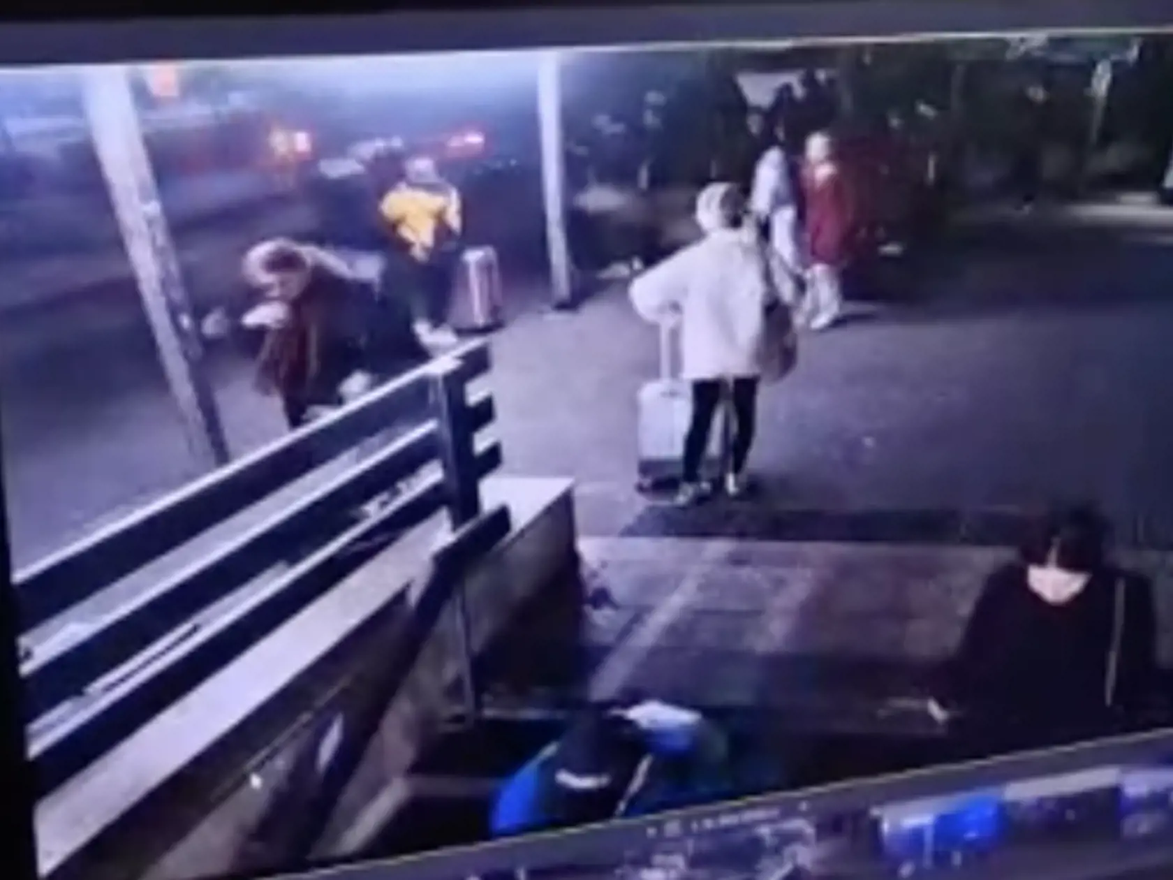 Na snímke ZÁBERY Z MIESTA smrteľnej nehody na zastávke MHD Zochova v Bratislave. Vodič vletel do davu ľudí v plnej rýchlosti, čakajúci na autobus nemali šancu.