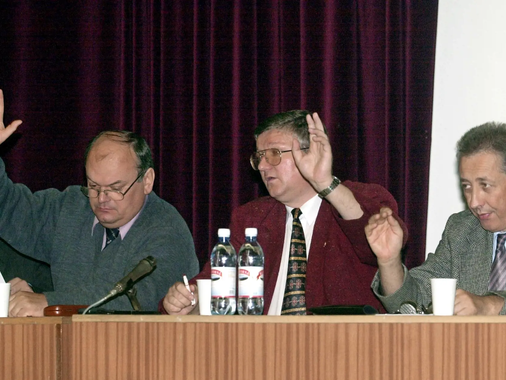 V zasadačke Doprastavu a.s., v Bratislave zasadal 5. októbra 2002 Ústredný výbor Komunistickej strany Slovenska (ÚV KSS). Na snímke sprava predseda KSS Jozef Ševc a budúci predseda klubu v NR SR Ivan Hopta.