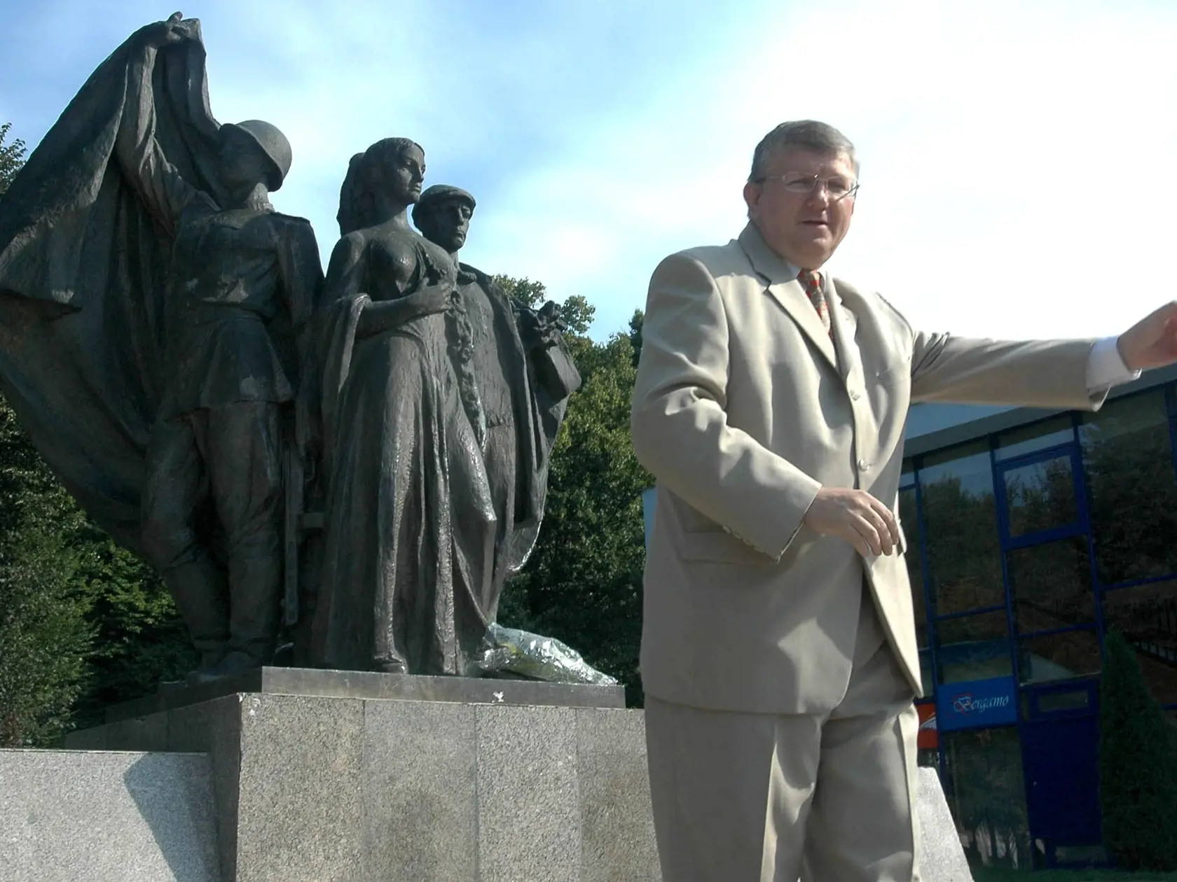 V Humennom sa 21.8.2005 konal ustanovujúci zjazd novej Komunistickej strany Úsvit. Pred zjazdom účastníci položili kyticu k pomníku vďaky. Na snímke pred pomníkom Ivan Hopta.