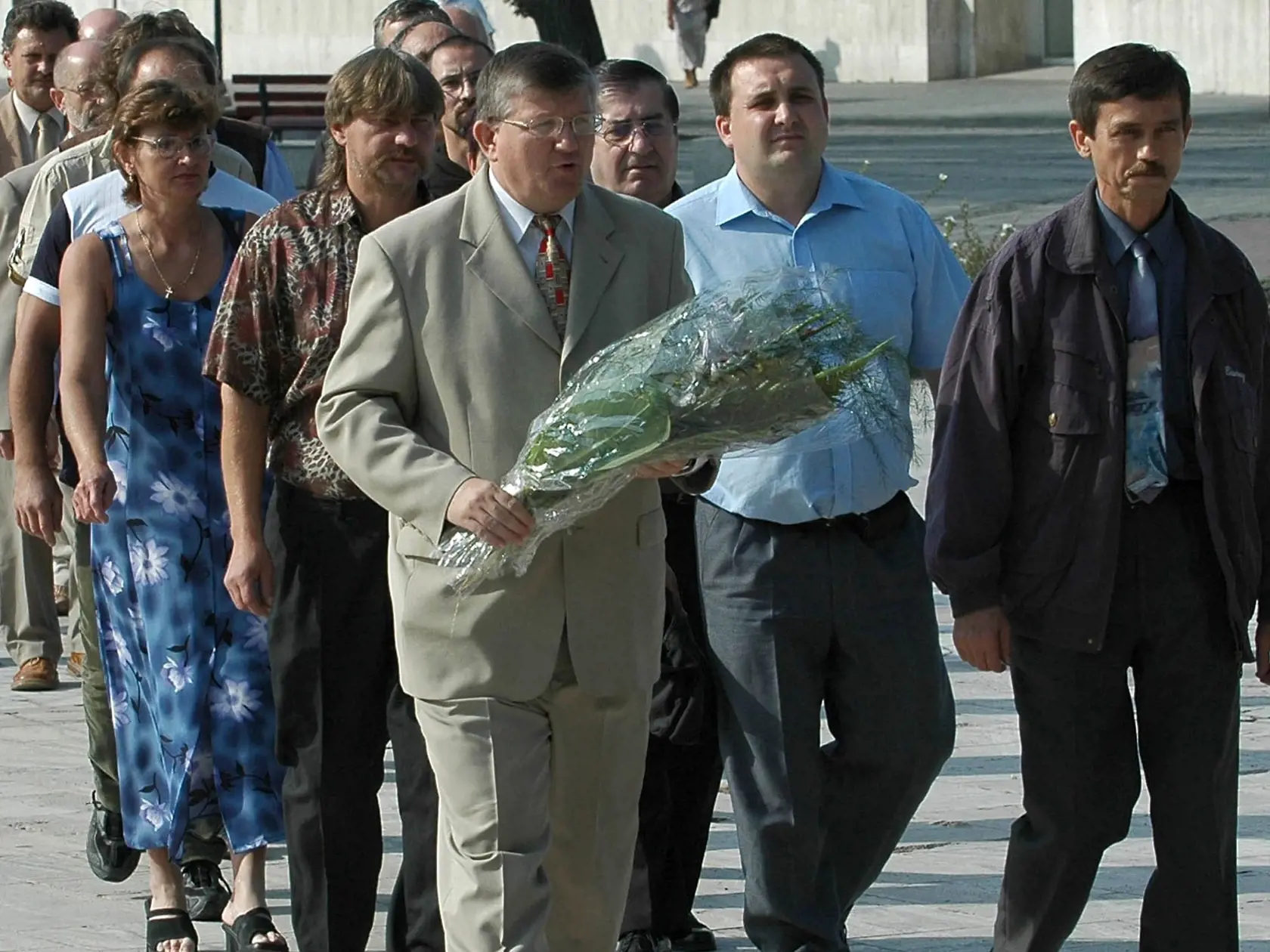 V Humennom sa 21.8.2005 konal ustanovujúci zjazd novej Komunistickej strany Úsvit. Pred zjazdom účastníci položili kyticu k pomníku vďaky. Na snímke s kyticou