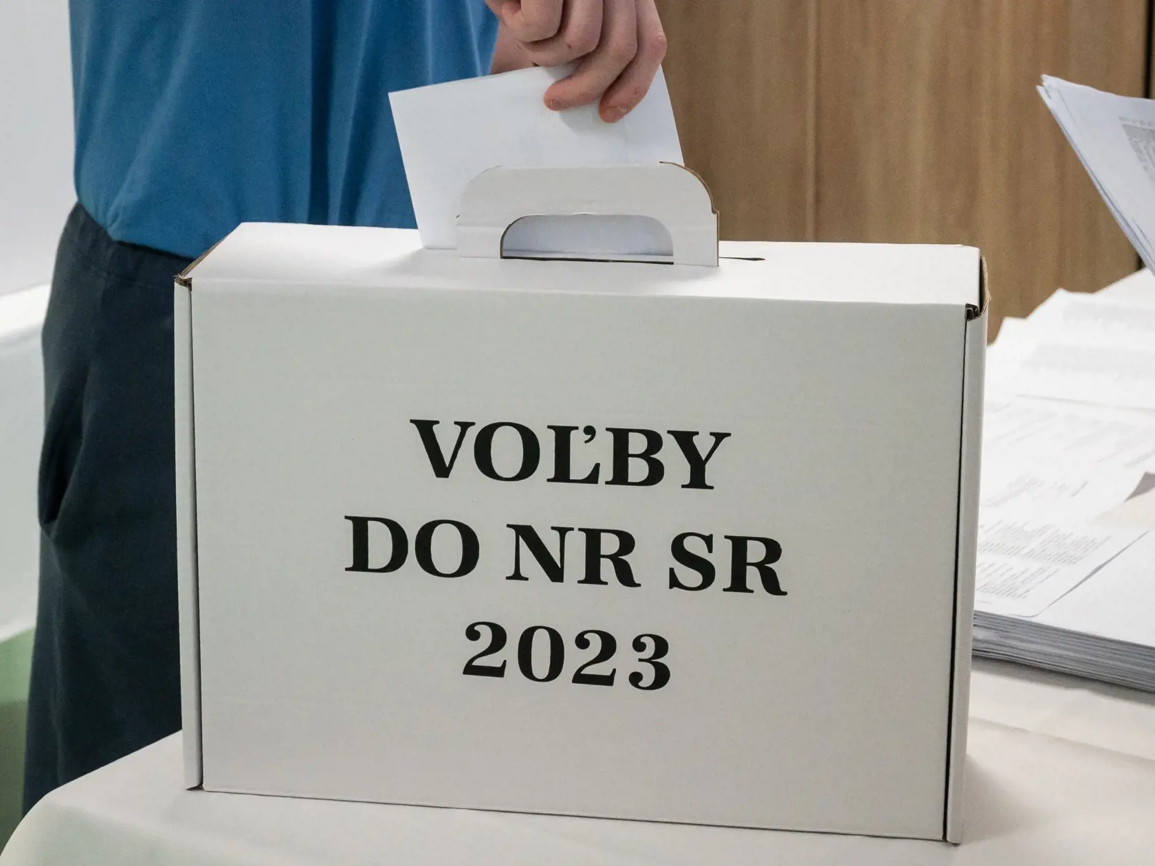 Na Slovensku sa v sobotu o 7.00 h začali v poradí štvrté predčasné a celkovo deviate parlamentné voľby v ére samostatnej SR. Na snímke obvinený vhadzuje hlasovací lístok do volebnej schránky v Ústave na výkon väzby a Ústave na výkon trestu odňatia slobody v Prešove počas predčasných parlamentných volieb na Slovensku v sobotu 30. septembra 2023. FOTO TASR - Veronika Mihaliková