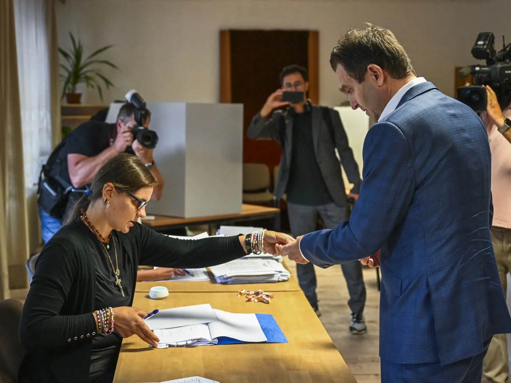 Na Slovensku sa v sobotu o 7.00 h začali v poradí štvrté predčasné a celkovo deviate parlamentné voľby v ére samostatnej SR. Na snímke dočasne poverený predseda vlády SR odborníkov Ľudovít Ódor sa preukazuje členke okrskovej volebnej komisie občianskym preukazom vo volebnej miestnosti v Bratislave počas predčasných parlamentných volieb na Slovensku v sobotu 30. septembra 2023. FOTO TASR - Jaroslav Novák 