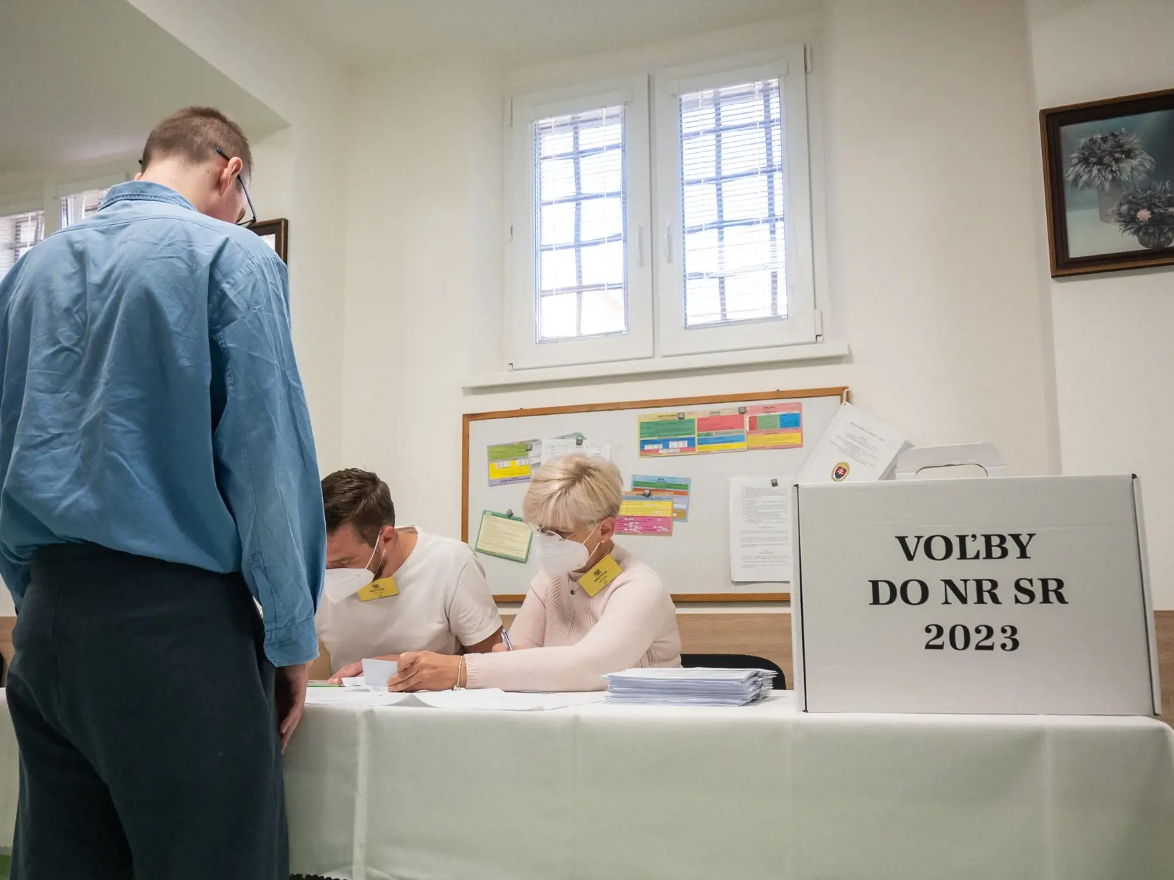 Na Slovensku sa v sobotu o 7.00 h začali v poradí štvrté predčasné a celkovo deviate parlamentné voľby v ére samostatnej SR. Na snímke obvinený čaká na hlasovací lístok v Ústave na výkon väzby a Ústave na výkon trestu odňatia slobody v Prešove počas predčasných parlamentných volieb na Slovensku v sobotu 30. septembra 2023. FOTO TASR - Veronika Mihaliková