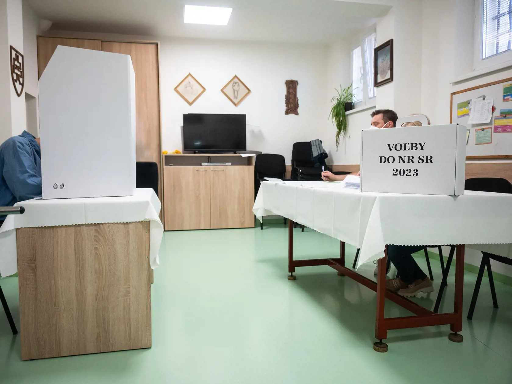 Na Slovensku sa v sobotu o 7.00 h začali v poradí štvrté predčasné a celkovo deviate parlamentné voľby v ére samostatnej SR. Na snímke obvinený za priestorom na úpravu hlasovacích lístkov v Ústave na výkon väzby a Ústave na výkon trestu odňatia slobody v Prešove počas predčasných parlamentných volieb na Slovensku v sobotu 30. septembra 2023. FOTO TASR - Veronika Mihaliková