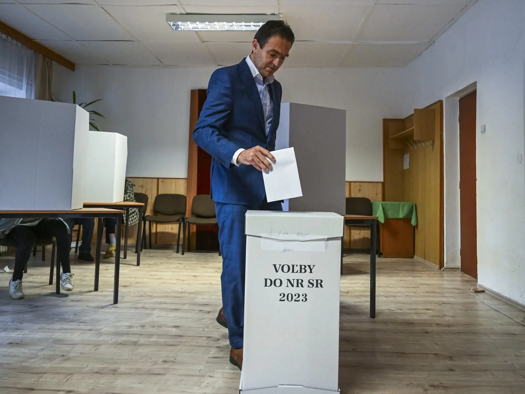 Na Slovensku sa v sobotu o 7.00 h začali v poradí štvrté predčasné a celkovo deviate parlamentné voľby v ére samostatnej SR. Na snímke dočasne poverený predseda vlády SR odborníkov Ľudovít Ódor vhadzuje obálku s hlasovacím lístkom do volebnej schránky v predčasných parlamentných voľbách v Bratislave 30. septembra 2023. FOTO TASR - Jaroslav Novák