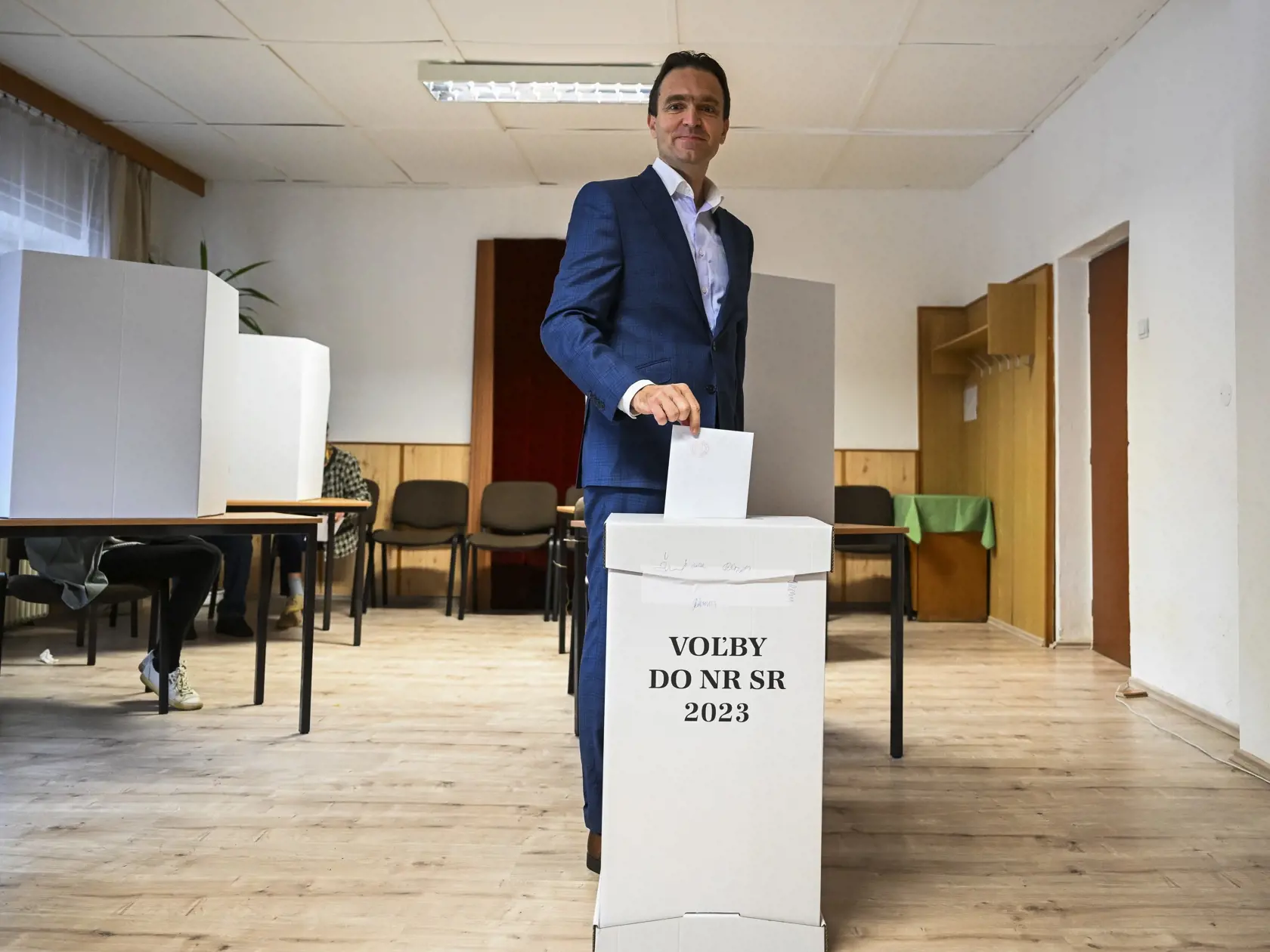 Na Slovensku sa v sobotu o 7.00 h začali v poradí štvrté predčasné a celkovo deviate parlamentné voľby v ére samostatnej SR. Na snímke dočasne poverený predseda vlády SR odborníkov Ľudovít Ódor vhadzuje obálku s hlasovacím lístkom do volebnej schránky v predčasných parlamentných voľbách v Bratislave 30. septembra 2023. FOTO TASR - Jaroslav Novák