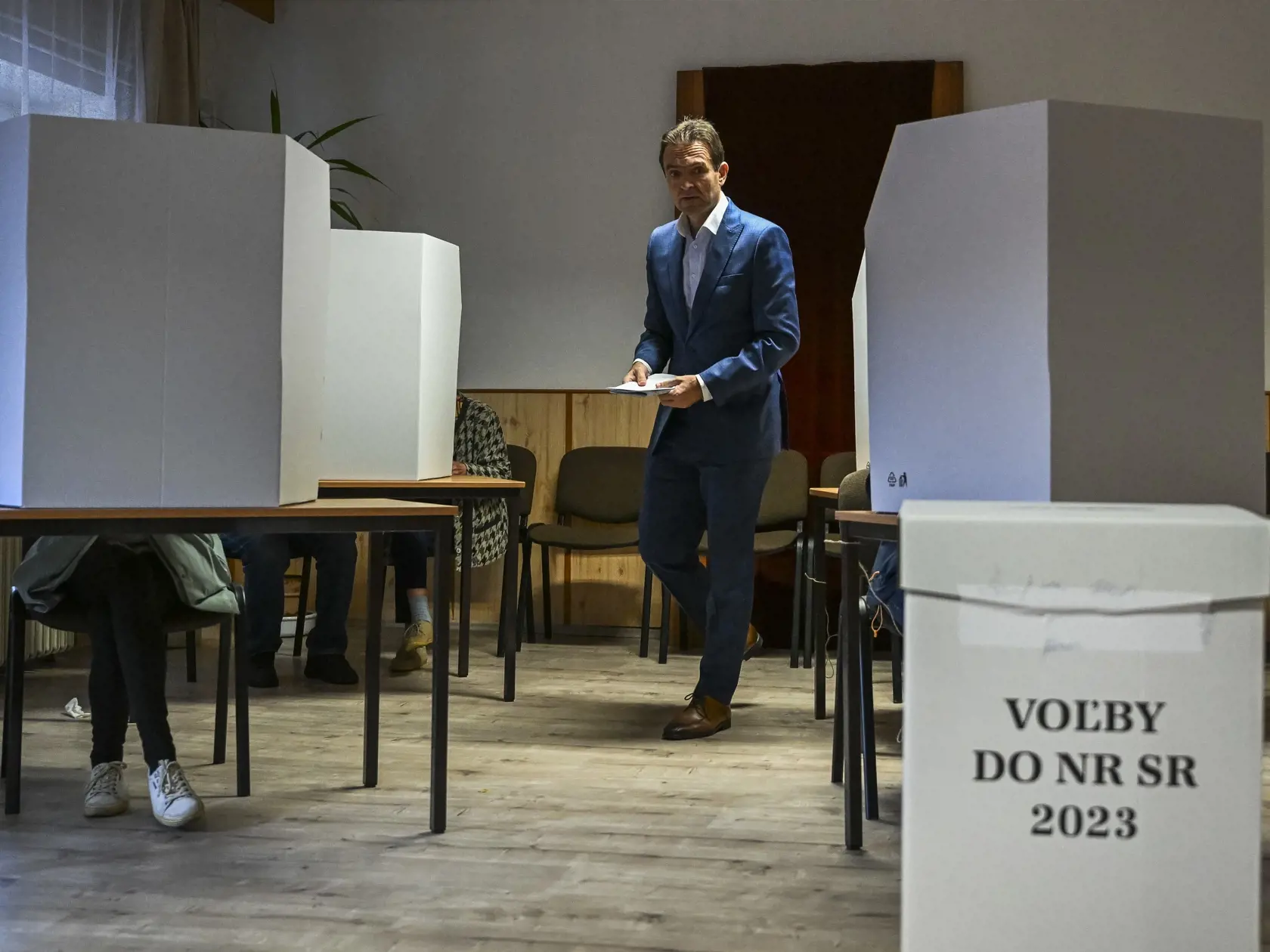 Na Slovensku sa v sobotu o 7.00 h začali v poradí štvrté predčasné a celkovo deviate parlamentné voľby v ére samostatnej SR. Na snímke dočasne poverený predseda vlády SR odborníkov Ľudovít Ódor prichádza vhodiť obálku s hlasovacím lístkom do volebnej schránky v predčasných parlamentných voľbách v Bratislave 30. septembra 2023. FOTO TASR - Jaroslav Novák