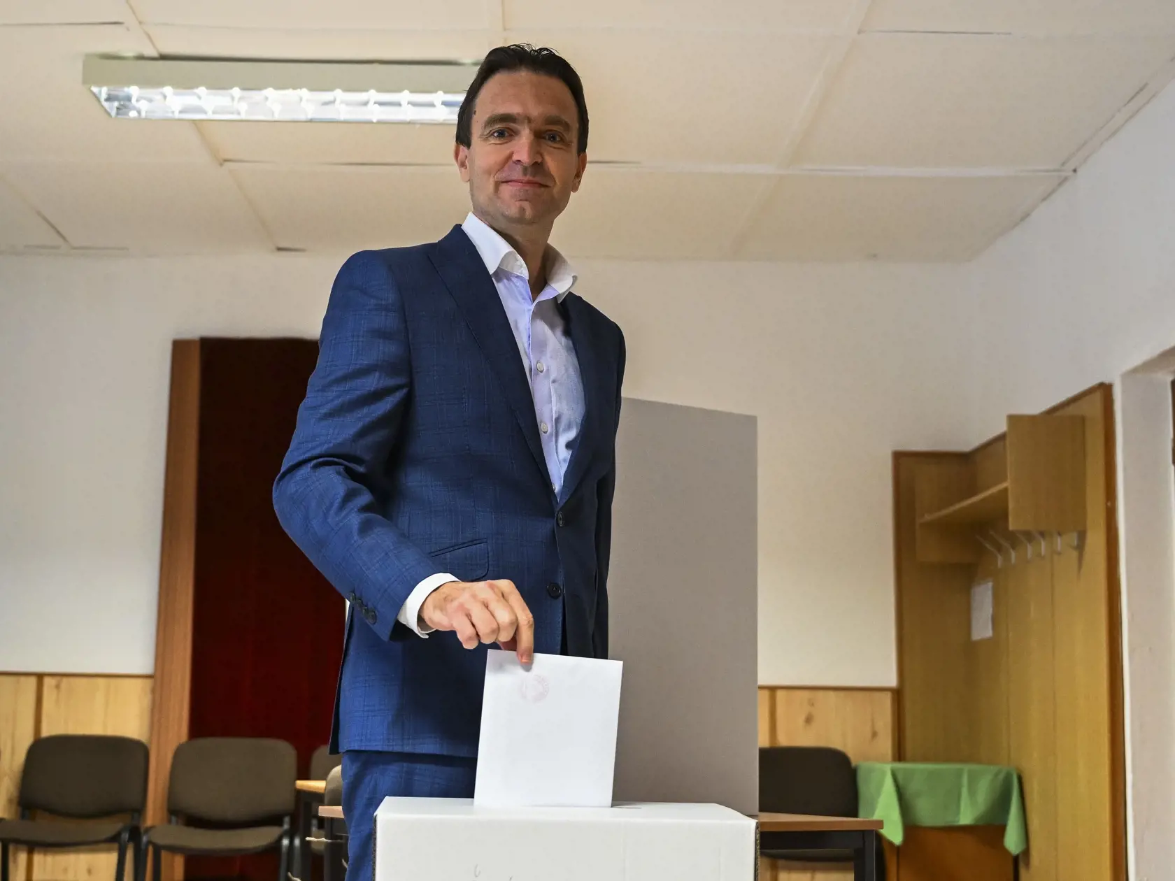 Na Slovensku sa v sobotu o 7.00 h začali v poradí štvrté predčasné a celkovo deviate parlamentné voľby v ére samostatnej SR. Na snímke dočasne poverený predseda vlády SR odborníkov Ľudovít Ódor vhadzuje obálku s hlasovacím lístkom do volebnej schránky v predčasných parlamentných voľbách v Bratislave 30. septembra 2023. FOTO TASR - Jaroslav Novák