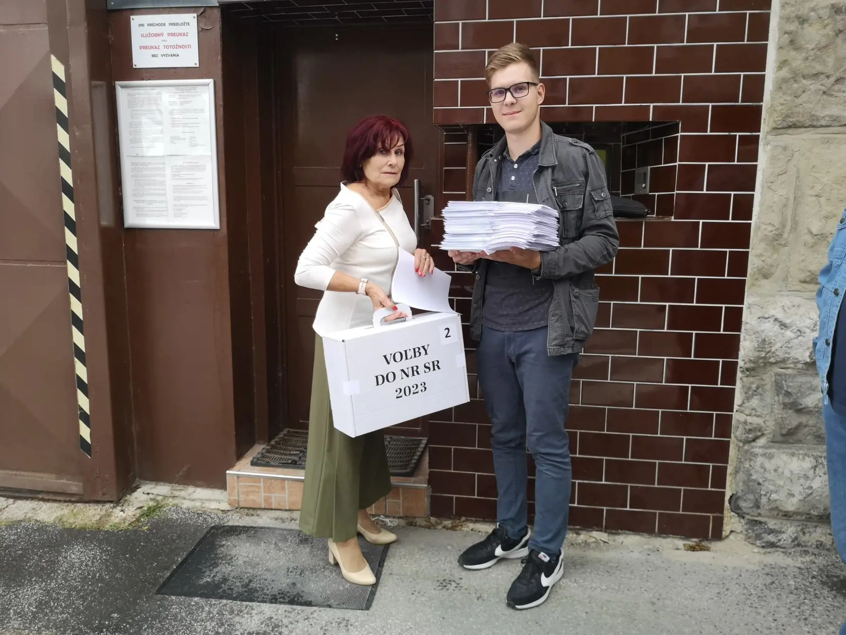 Do väzenskej nemocnice v Trenčíne priniesli prenosnú urnu. Volilo približne 20 percent obvinených a odsúdených.
