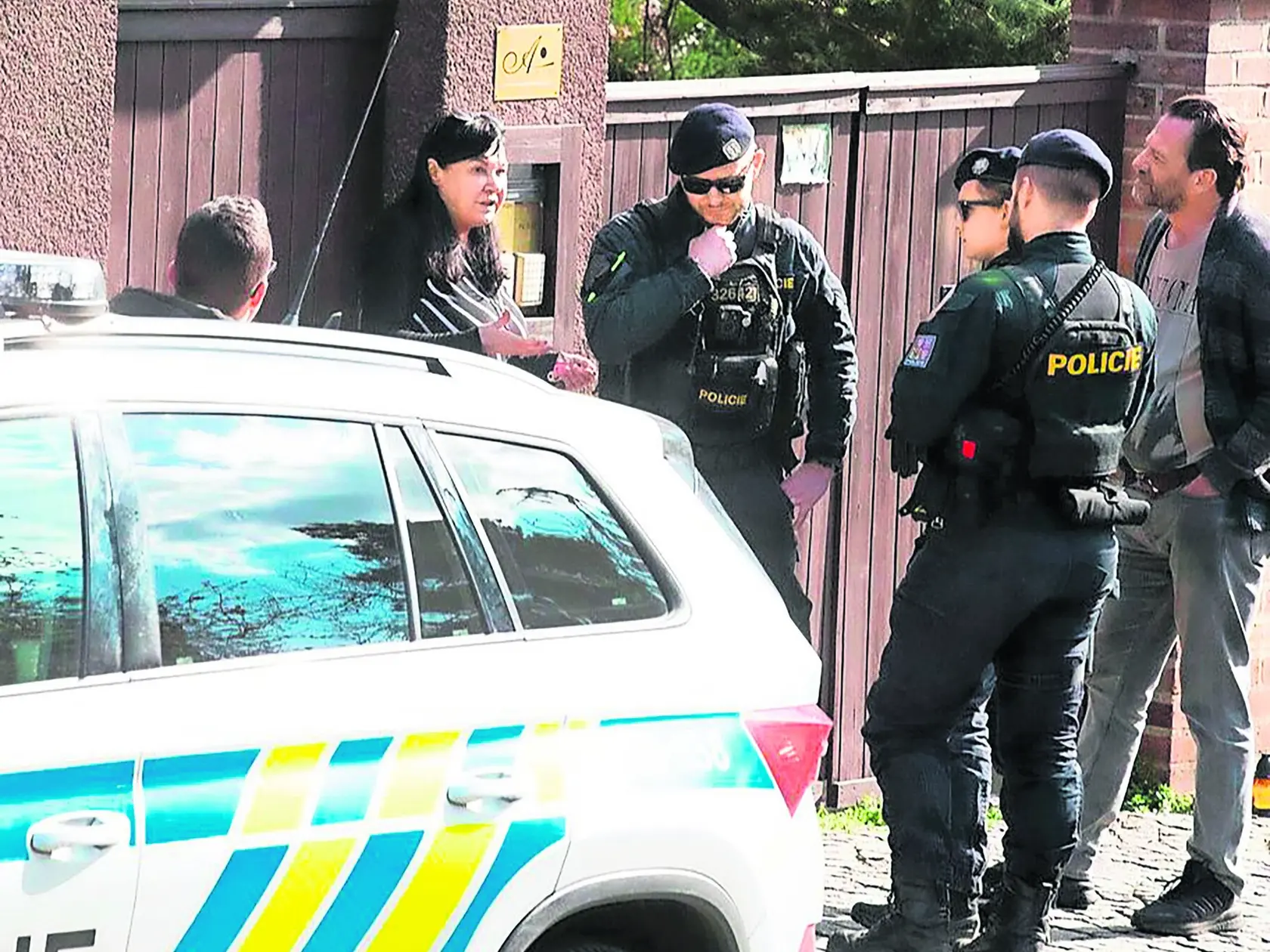 Pred domom Felixa a Dády musela zasahovať polícia.