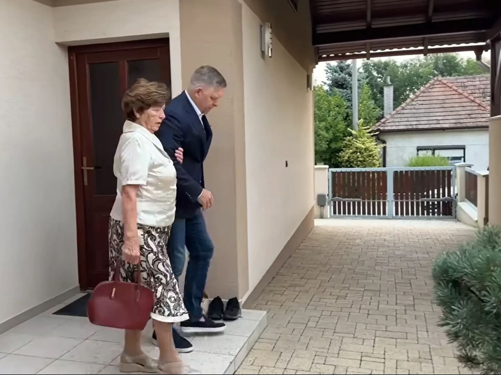 Predseda Smeru-SD Robert Fico už odvolil v obci Veľké Dvorany v okrese Topoľčany, odkiaľ sám pochádza. Do volebnej miestnosti prišiel so svojou mamou.