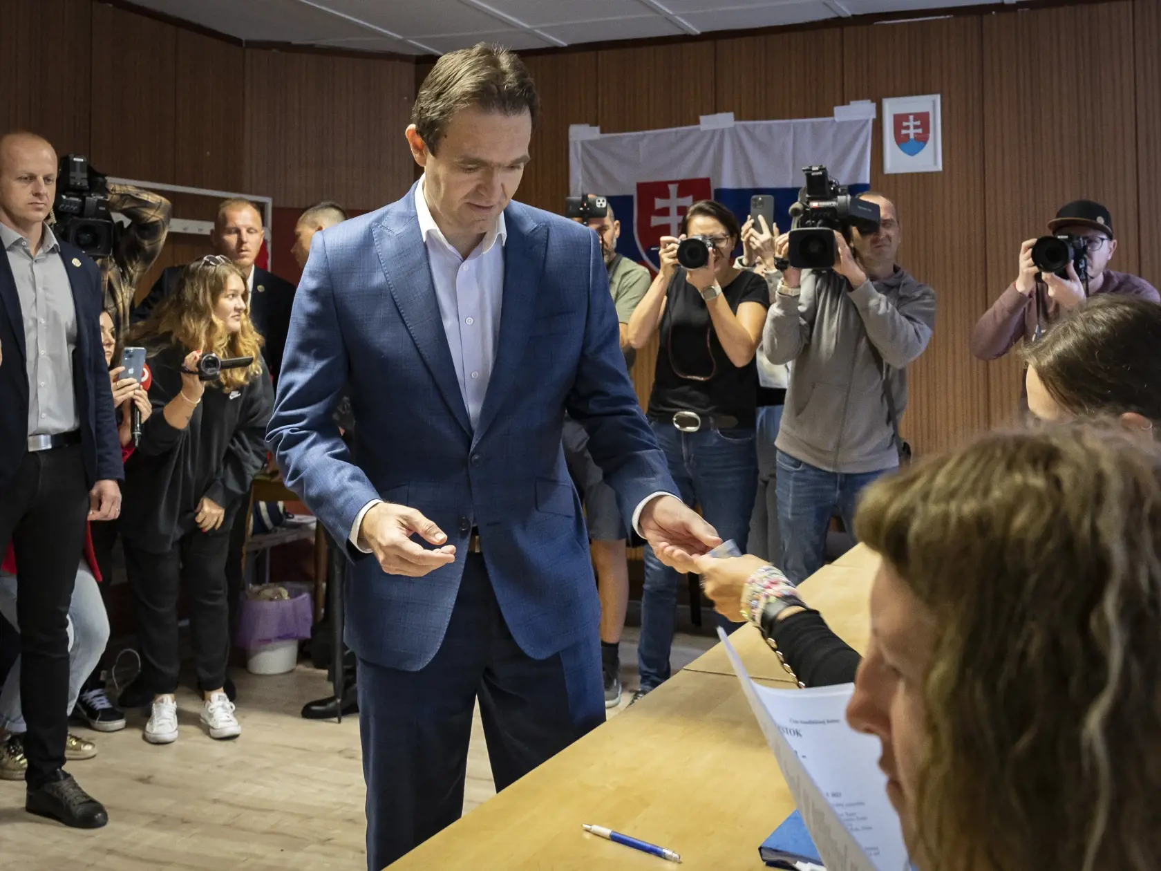 Parlamentné voľby na Slovensku. Mgr. Ľudovít Ódor, predseda úradníckej vlády, ktorú vymenovala prezidentka Zuzana Čaputová v máji 2023 na snímke počas príchodu do volebnej miestnosti v bratislavskej mestskej časti Devínska Nová Ves.