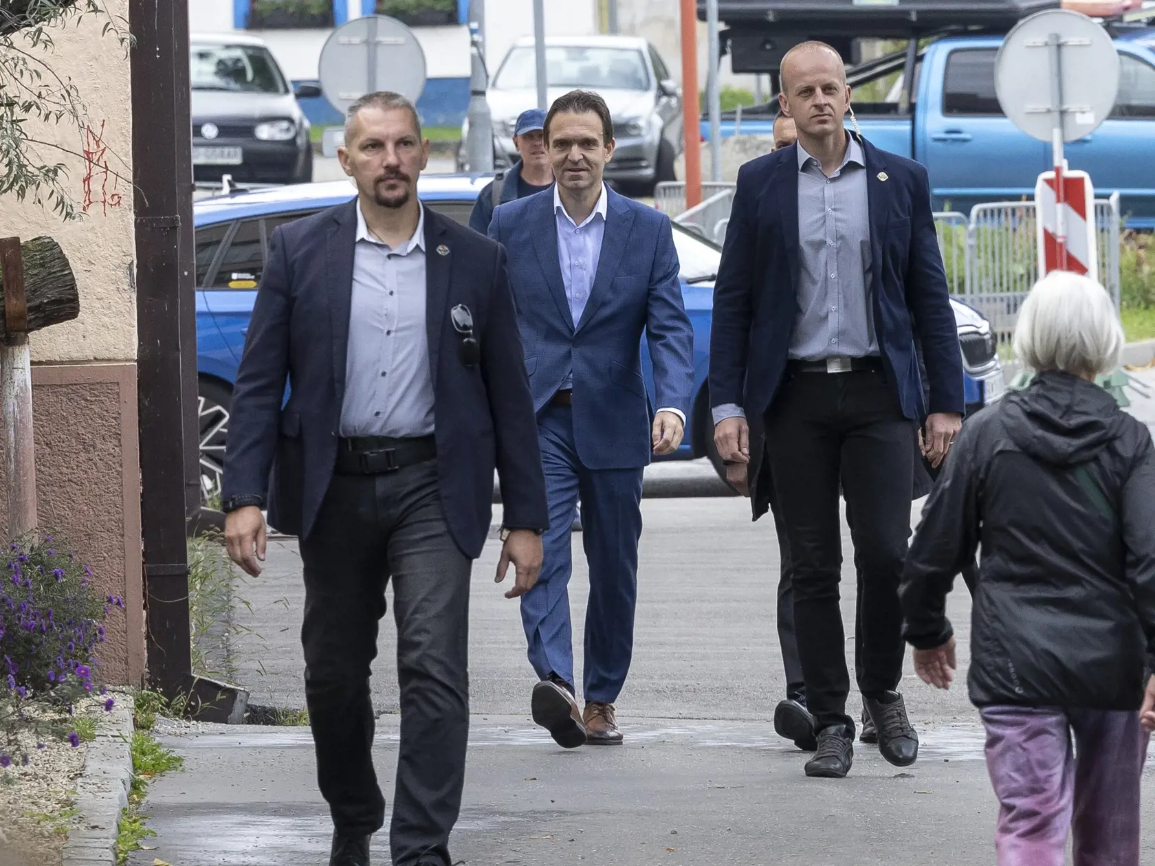 Parlamentné voľby na Slovensku. Mgr. Ľudovít Ódor, predseda úradníckej vlády, ktorú vymenovala prezidentka Zuzana Čaputová v máji 2023 na snímke počas príchodu do volebnej miestnosti v bratislavskej mestskej časti Devínska Nová Ves.