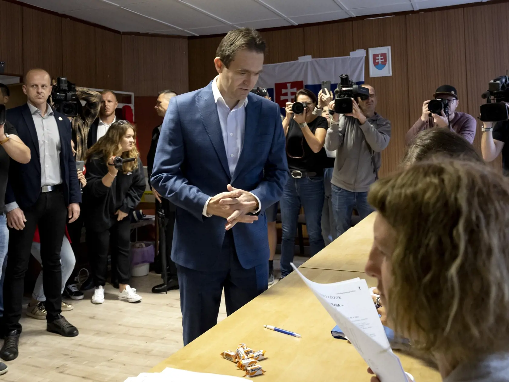 Parlamentné voľby na Slovensku. Mgr. Ľudovít Ódor, predseda úradníckej vlády, ktorú vymenovala prezidentka Zuzana Čaputová v máji 2023 na snímke počas príchodu do volebnej miestnosti v bratislavskej mestskej časti Devínska Nová Ves.
