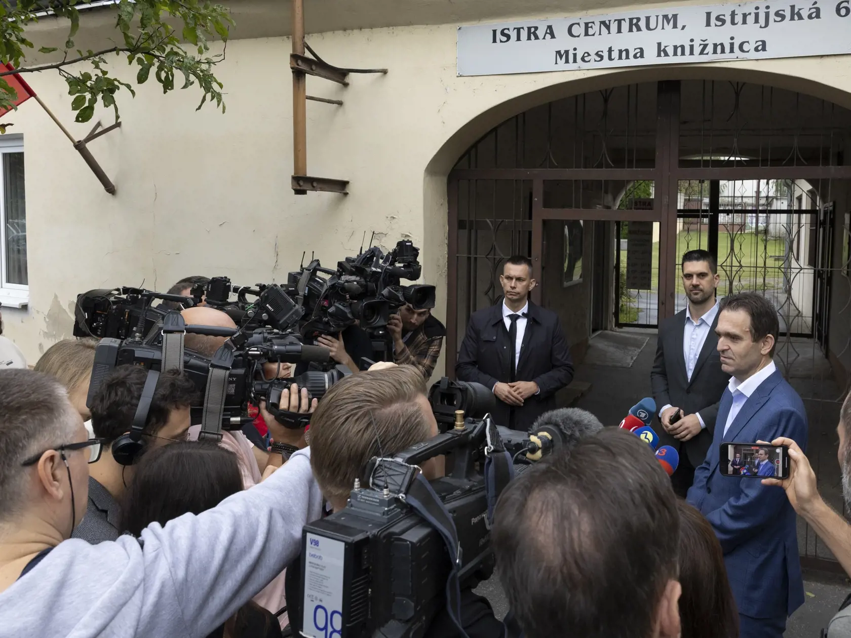 Parlamentné voľby na Slovensku. Mgr. Ľudovít Ódor, predseda úradníckej vlády, ktorú vymenovala prezidentka Zuzana Čaputová v máji 2023 na snímke počas príchodu do volebnej miestnosti v bratislavskej mestskej časti Devínska Nová Ves.