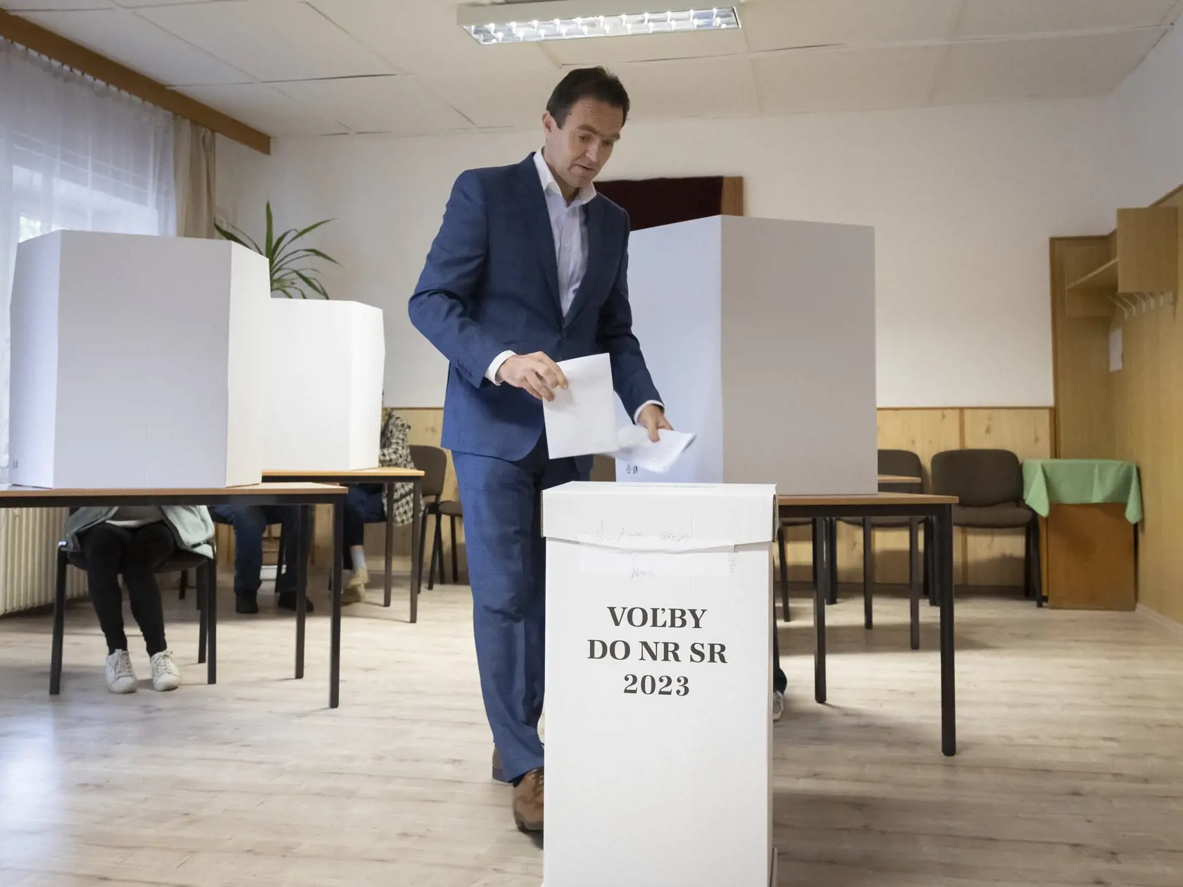 Odvolené má už aj dosluhujúci premiér úradníckej vlády Ľudovít Ódor. Nezaobišlo sa to však bez komplikácií! Ódor si totiž zabudol občiansky preukaz, čo zistil až vo volebnej miestnosti. Musel sa preňho vrátiť a potom sa mu podarilo riadne si odvoliť. Premiér volil v v bratislavskej Devínskej Novej Vsi.