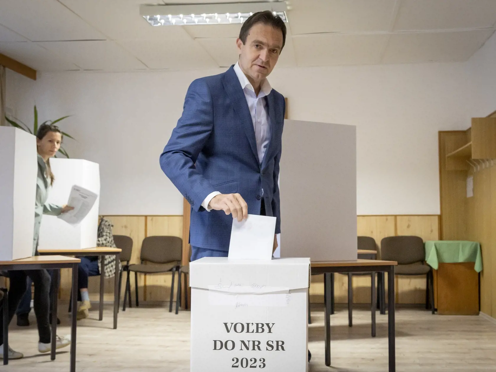 Volebné miestnosti budú otvorené do 22.00 h. A pre voličov je spustená aj infolinka: 02/4859 2317 a 02/4859 2312. "Ľudia hlasujú za plentou. Hlasovacie lístky dostanú voliči od členov okrskovej volebnej komisie, čo potvrdia podpisom," približuje ministerstvo vnútra.