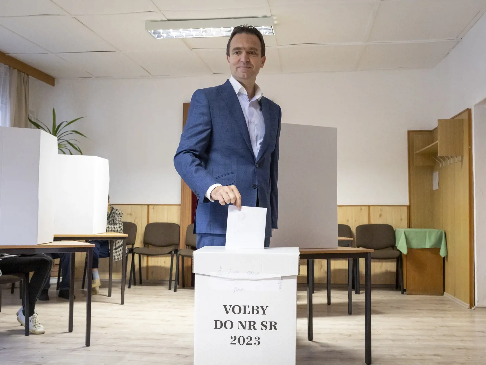 Parlamentné voľby na Slovensku. Mgr. Ľudovít Ódor, predseda úradníckej vlády, ktorú vymenovala prezidentka Zuzana Čaputová v máji 2023 na snímke počas príchodu do volebnej miestnosti v bratislavskej mestskej časti Devínska Nová Ves.