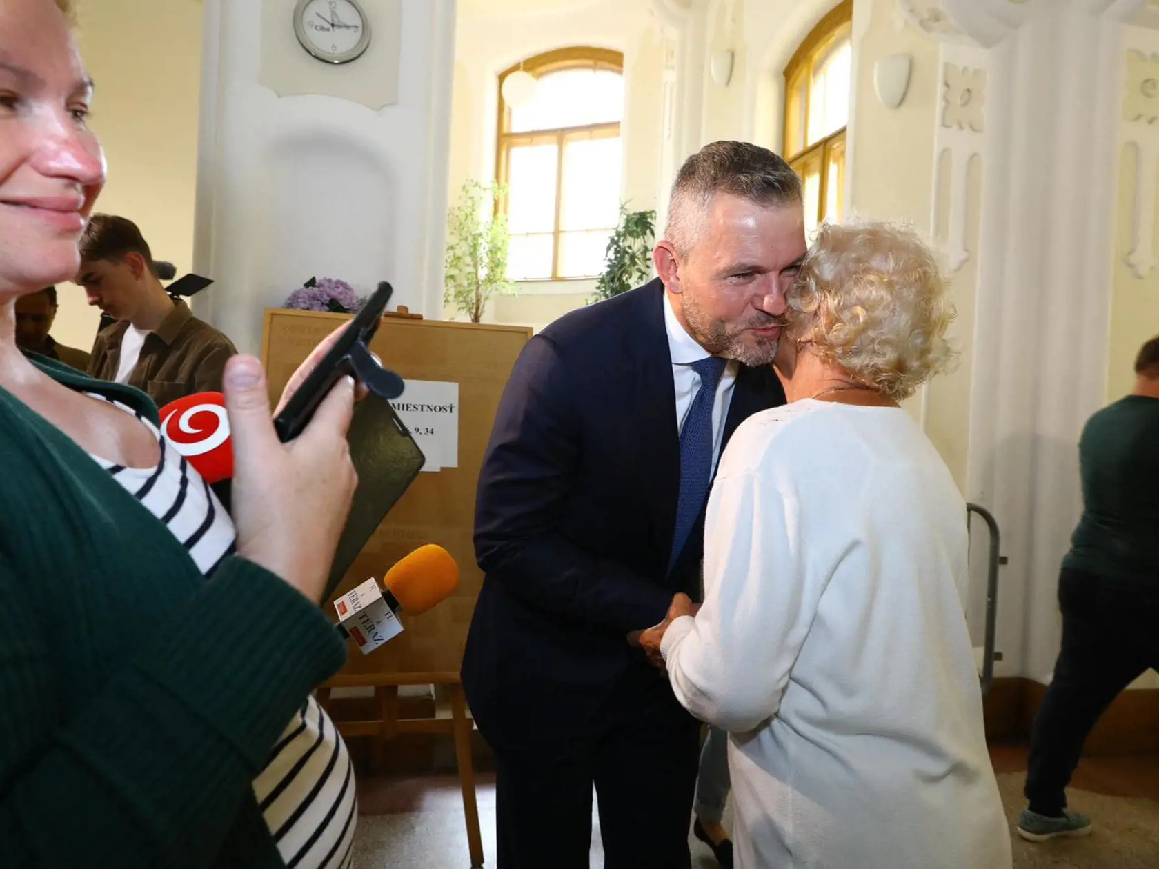 Voliči si za plentou vyberú jeden hlasovací lístok, prípadne na ňom udelia aj preferenčné krúžky, najviac však štyri. Lístok vložia do obálky a potom ju vhodia do volebnej schránky.