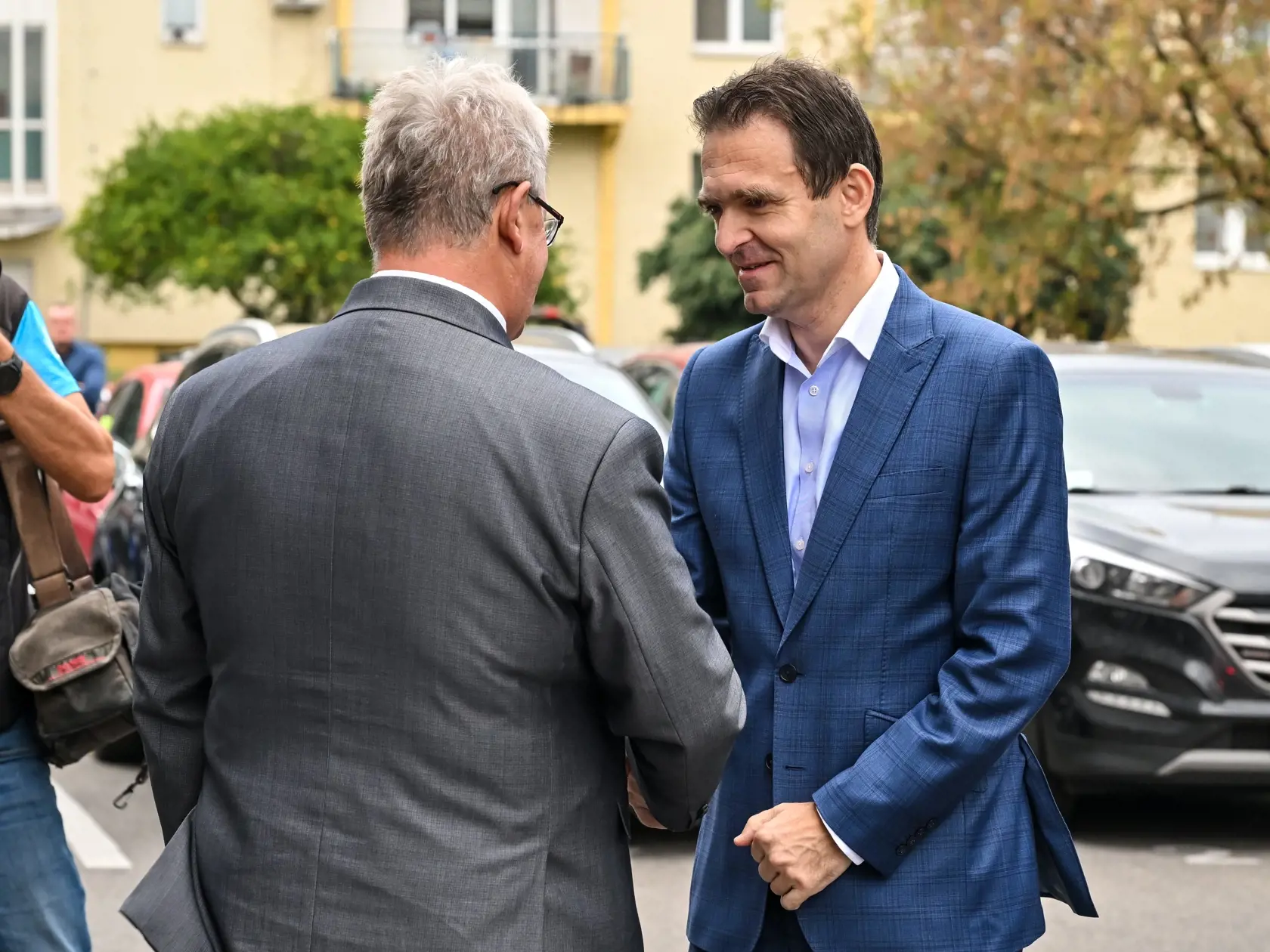 V doobedných hodinách k volebným urnám pristúpil premiér Ľudovít Ódor, ktorého voľba sa nazaobišla bez menšieho trapasu, ale aj viacero politických lídrov z ktorých niektorí poriadne prekvapili.