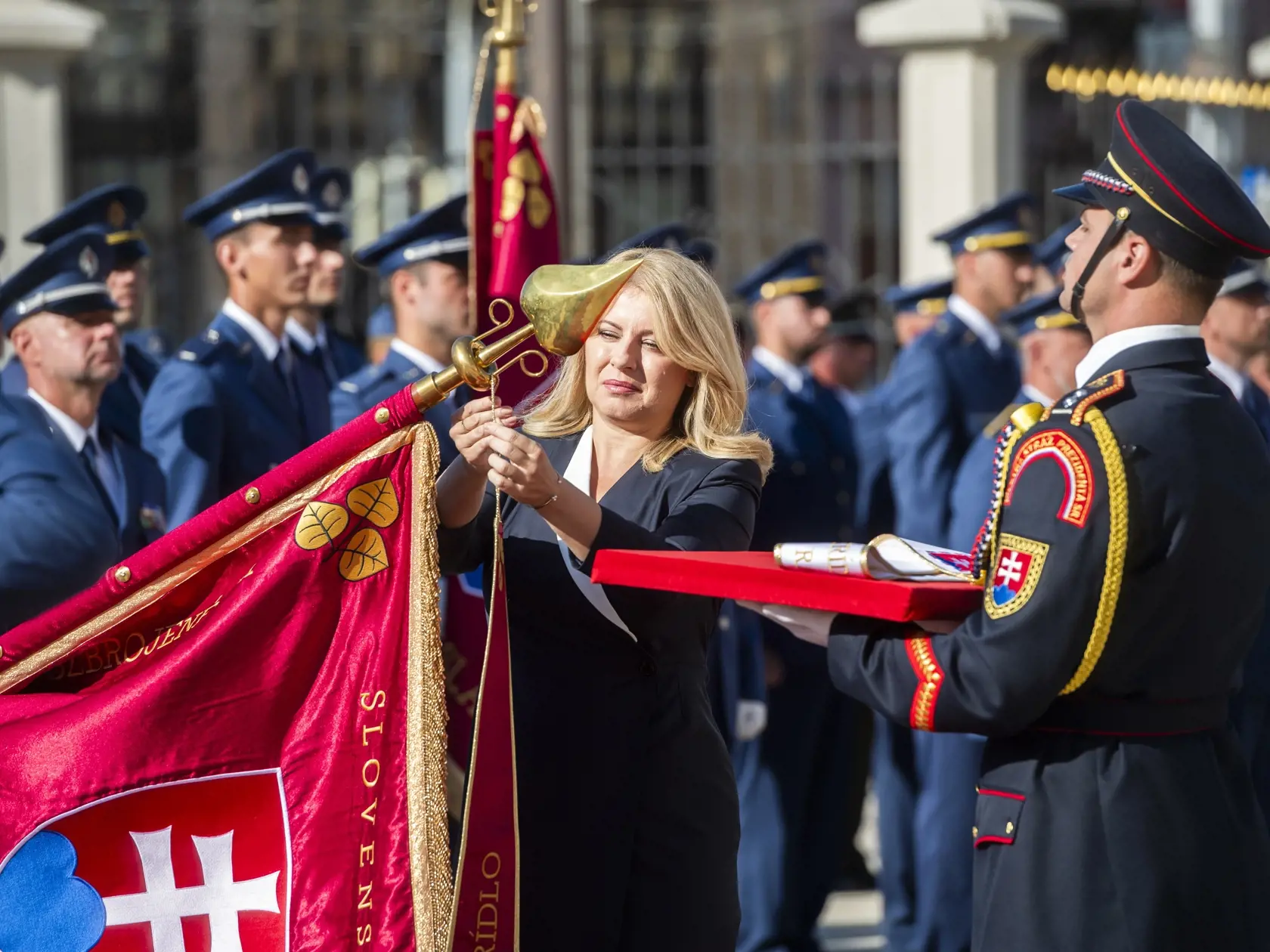 Na snímke prezidentka SR Zuzana Čaputová (uprostred v pozadí) pripína stuhu na bojovú zástavu počas slávnostného ceremoniálu na prednom nádvorí Prezidentského paláca v Bratislave 7. septembra 2023. FOTO TASR - Jaroslav Novák