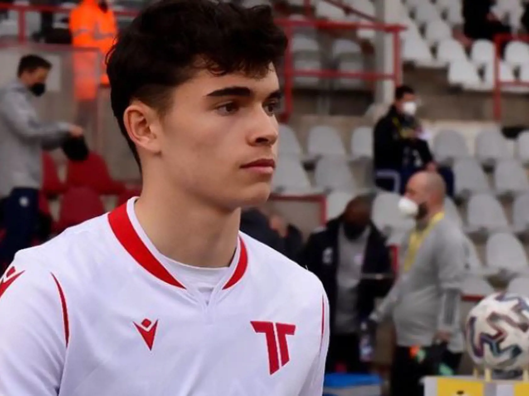 O rok starší Lucas zdedil po svojom otcovi športový talent, no miesto hokeja sa dal futbal. Prešiel viacerými mládežníckymi reprezentačnými výbermi a dnes je hráč A-tímu fortunaligového AS Trenčín.