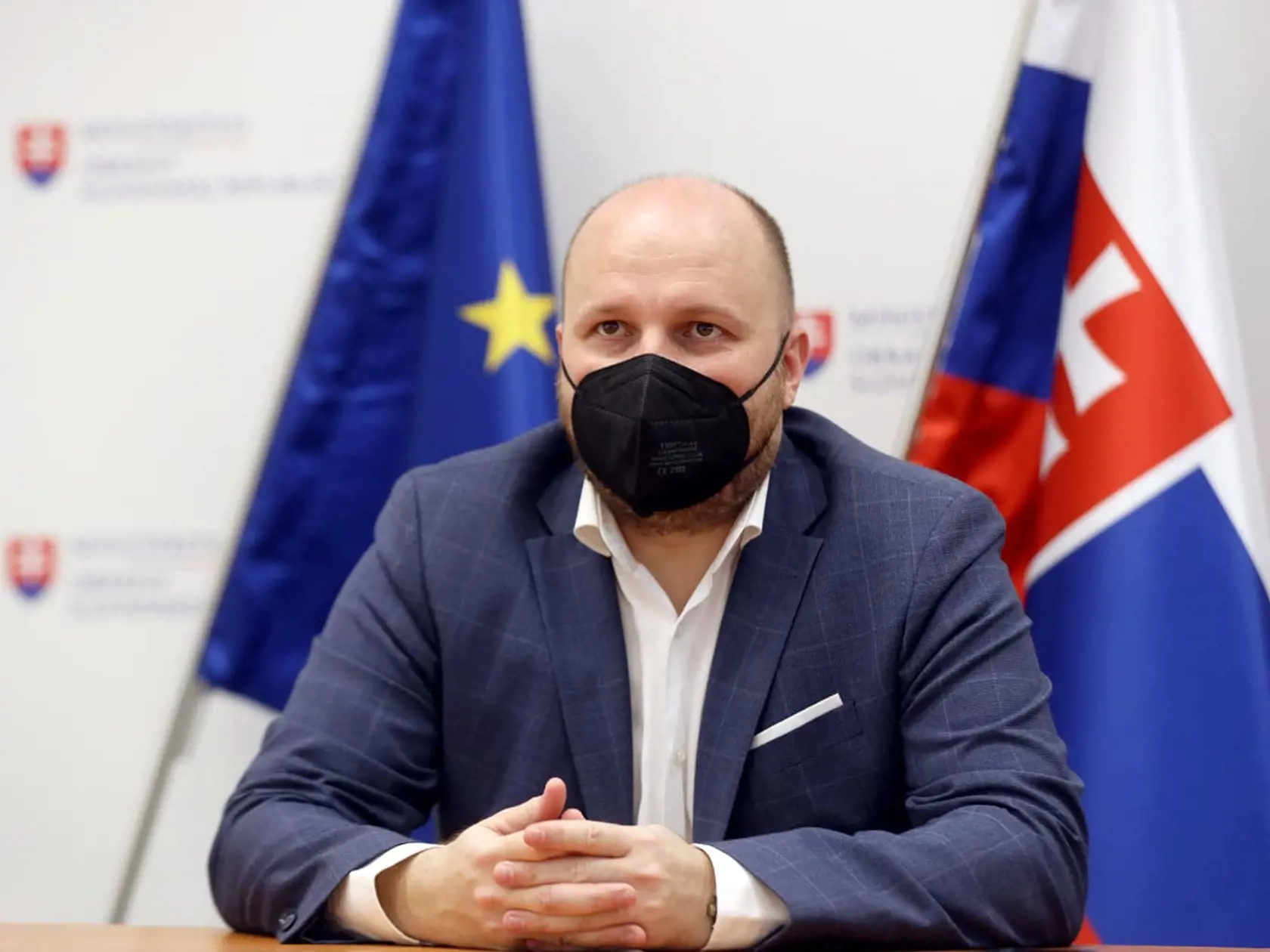 Šéf rezortu obrany Jaroslav Naď má aj druhú bradu. Rúško či respirátor ju zakrývajú, nie však úplne.