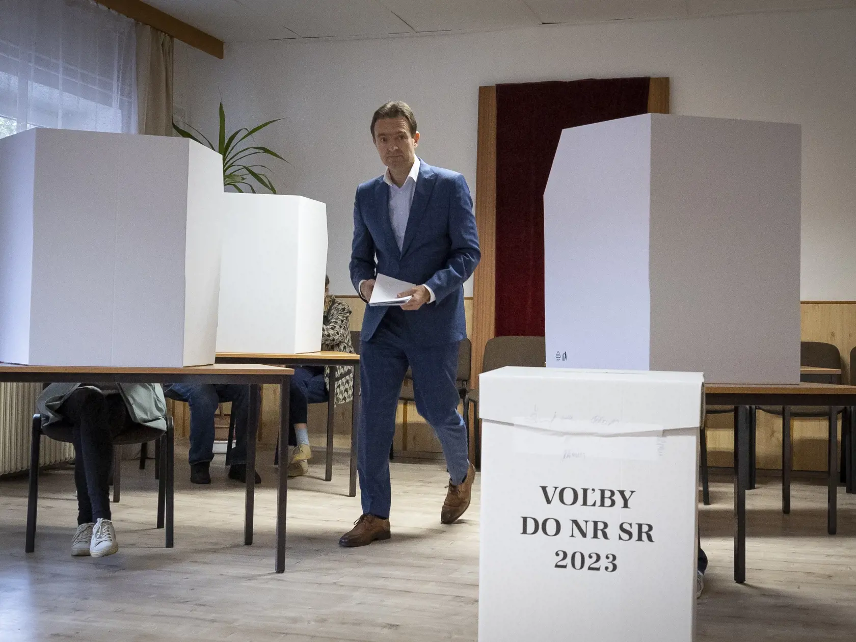 Parlamentné voľby na Slovensku. Mgr. Ľudovít Ódor, predseda úradníckej vlády, ktorú vymenovala prezidentka Zuzana Čaputová v máji 2023 na snímke počas príchodu do volebnej miestnosti v bratislavskej mestskej časti Devínska Nová Ves.