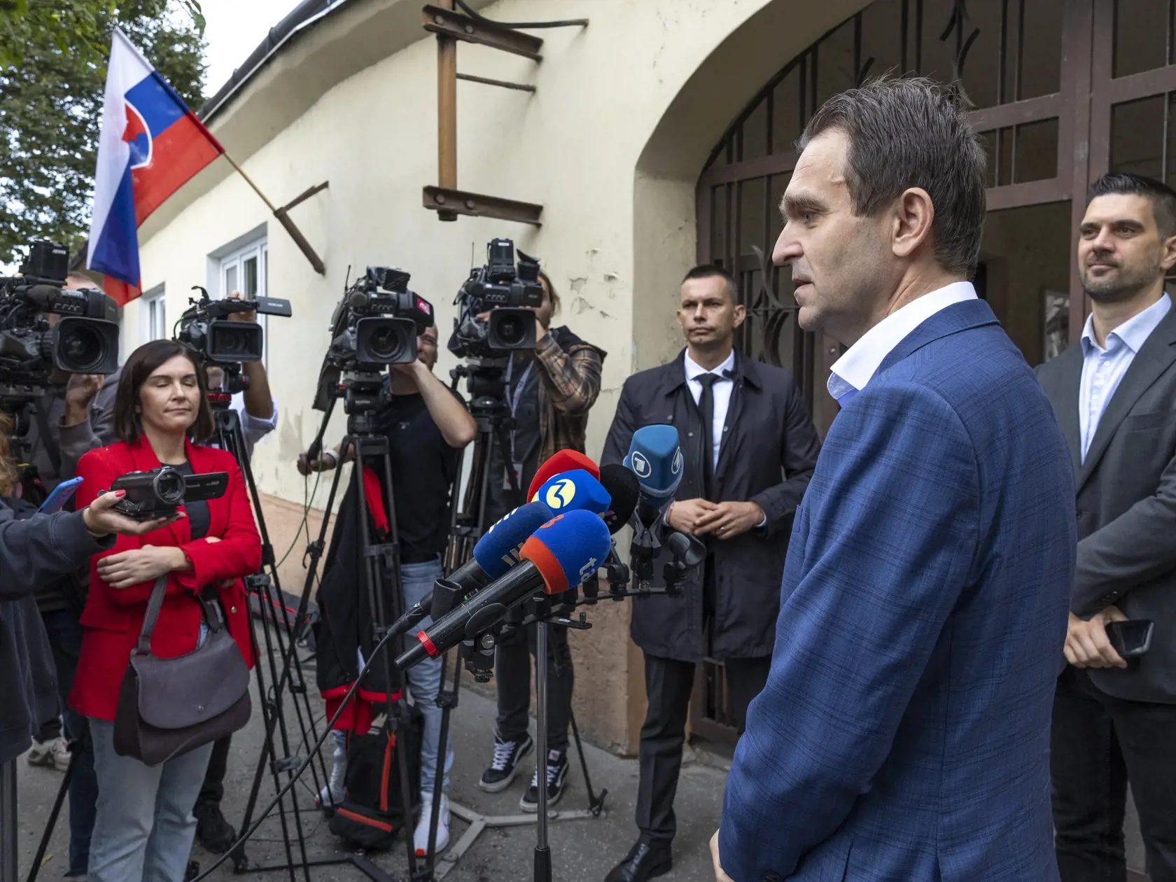 Parlamentné voľby na Slovensku. Mgr. Ľudovít Ódor, predseda úradníckej vlády, ktorú vymenovala prezidentka Zuzana Čaputová v máji 2023 na snímke počas príchodu do volebnej miestnosti v bratislavskej mestskej časti Devínska Nová Ves.