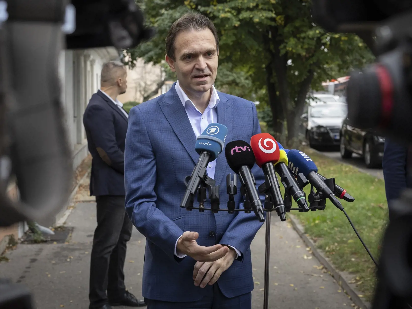 Parlamentné voľby na Slovensku. Mgr. Ľudovít Ódor, predseda úradníckej vlády, ktorú vymenovala prezidentka Zuzana Čaputová v máji 2023 na snímke počas príchodu do volebnej miestnosti v bratislavskej mestskej časti Devínska Nová Ves.