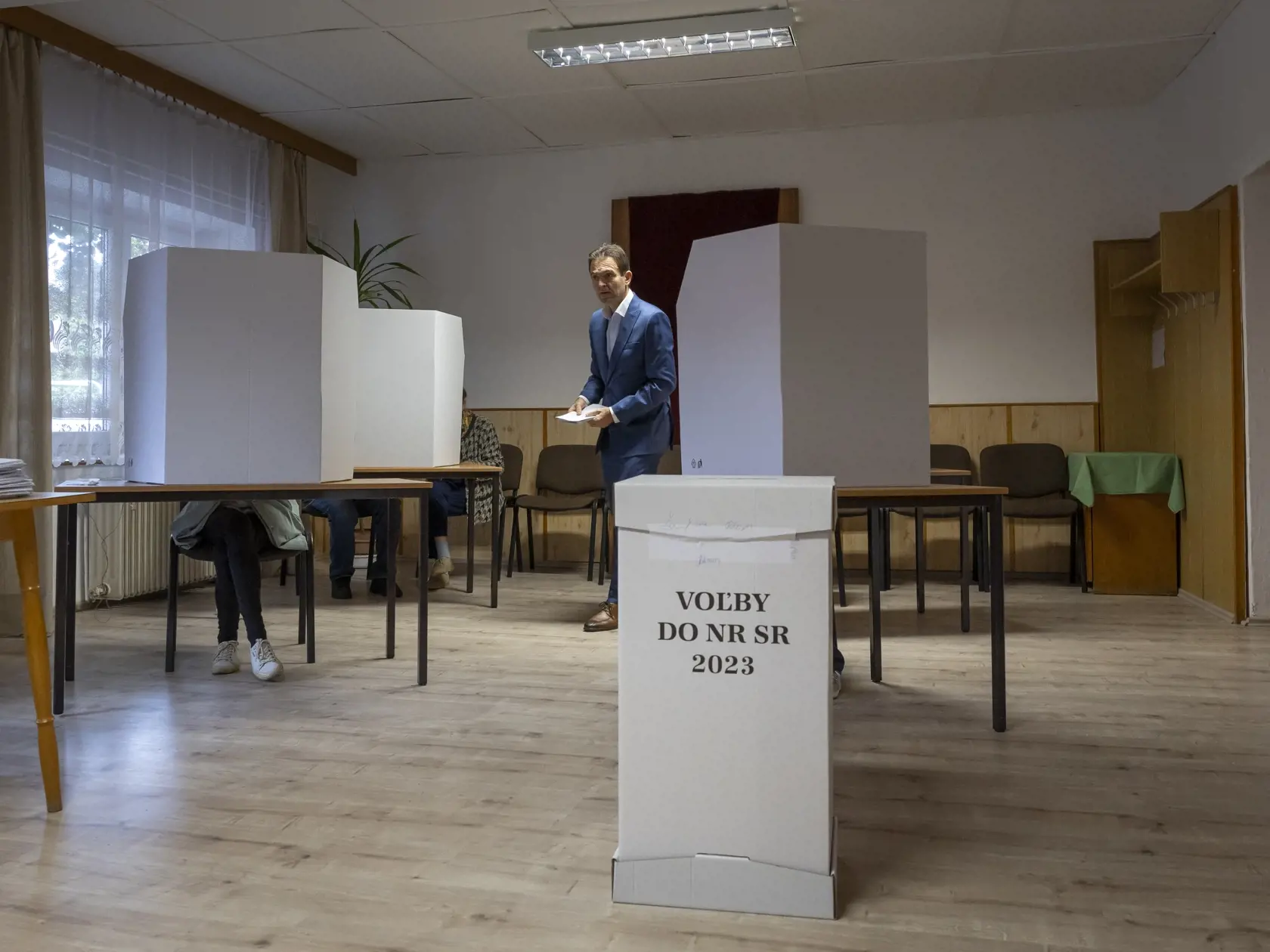 Parlamentné voľby na Slovensku. Mgr. Ľudovít Ódor, predseda úradníckej vlády, ktorú vymenovala prezidentka Zuzana Čaputová v máji 2023 na snímke počas príchodu do volebnej miestnosti v bratislavskej mestskej časti Devínska Nová Ves.
