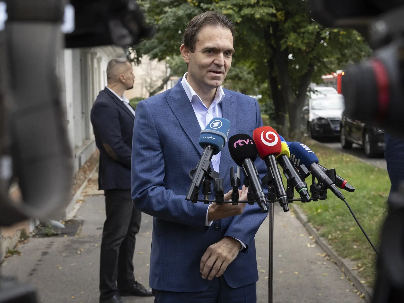 Parlamentné voľby na Slovensku. Mgr. Ľudovít Ódor, predseda úradníckej vlády, ktorú vymenovala prezidentka Zuzana Čaputová v máji 2023 na snímke počas príchodu do volebnej miestnosti v bratislavskej mestskej časti Devínska Nová Ves.