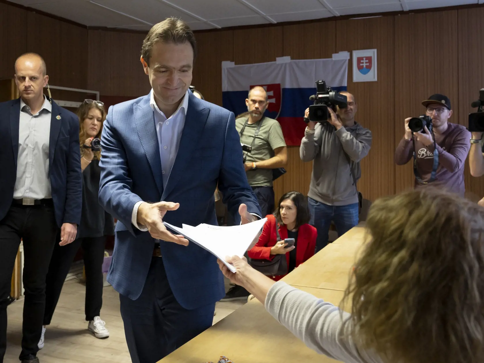 Parlamentné voľby na Slovensku. Mgr. Ľudovít Ódor, predseda úradníckej vlády, ktorú vymenovala prezidentka Zuzana Čaputová v máji 2023 na snímke počas príchodu do volebnej miestnosti v bratislavskej mestskej časti Devínska Nová Ves.