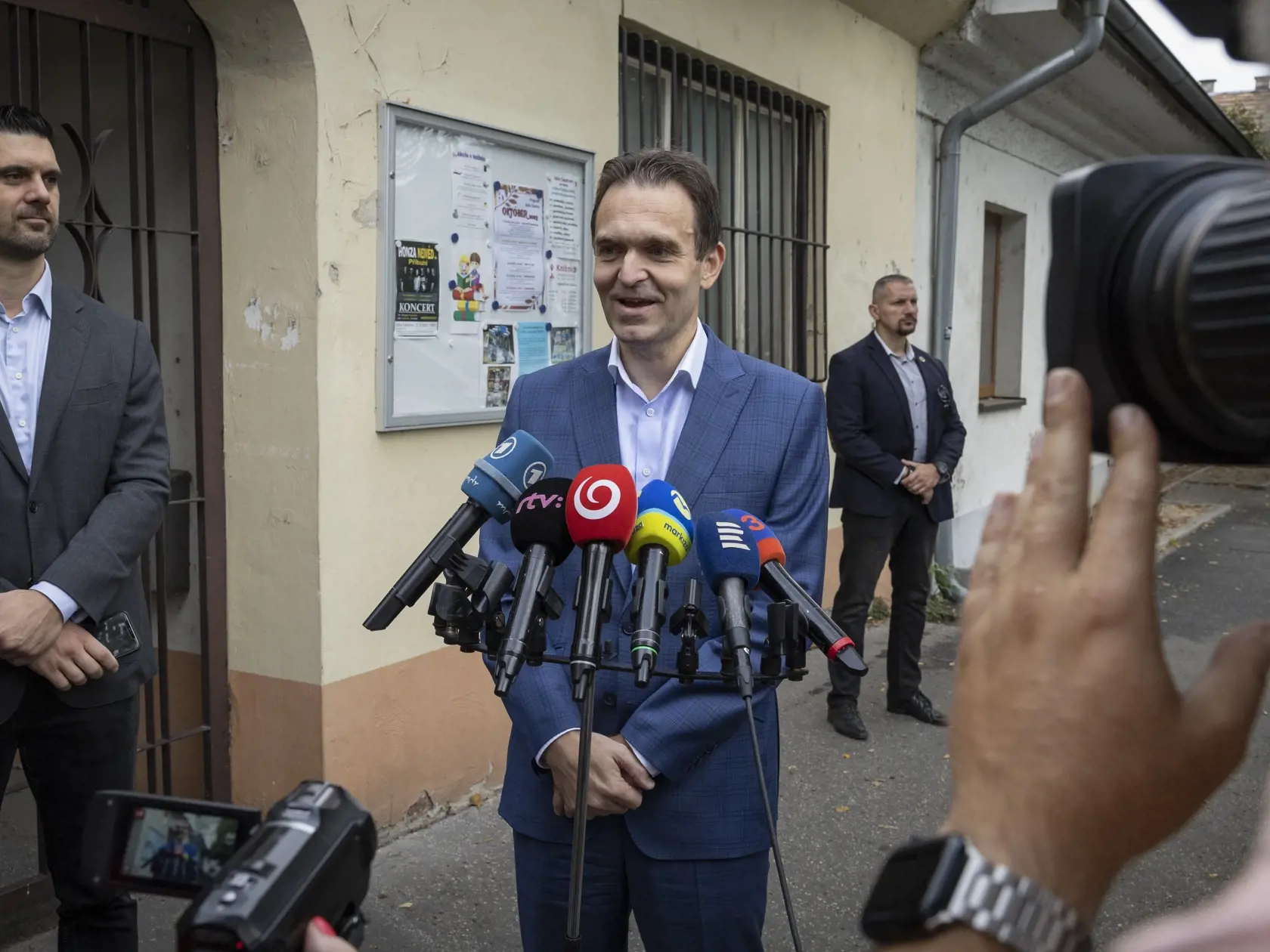 Parlamentné voľby na Slovensku. Mgr. Ľudovít Ódor, predseda úradníckej vlády, ktorú vymenovala prezidentka Zuzana Čaputová v máji 2023 na snímke počas príchodu do volebnej miestnosti v bratislavskej mestskej časti Devínska Nová Ves.