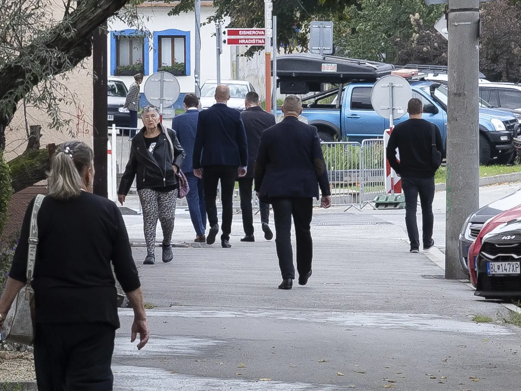 Parlamentné voľby na Slovensku. Mgr. Ľudovít Ódor, predseda úradníckej vlády, ktorú vymenovala prezidentka Zuzana Čaputová v máji 2023 na snímke počas príchodu do volebnej miestnosti v bratislavskej mestskej časti Devínska Nová Ves.